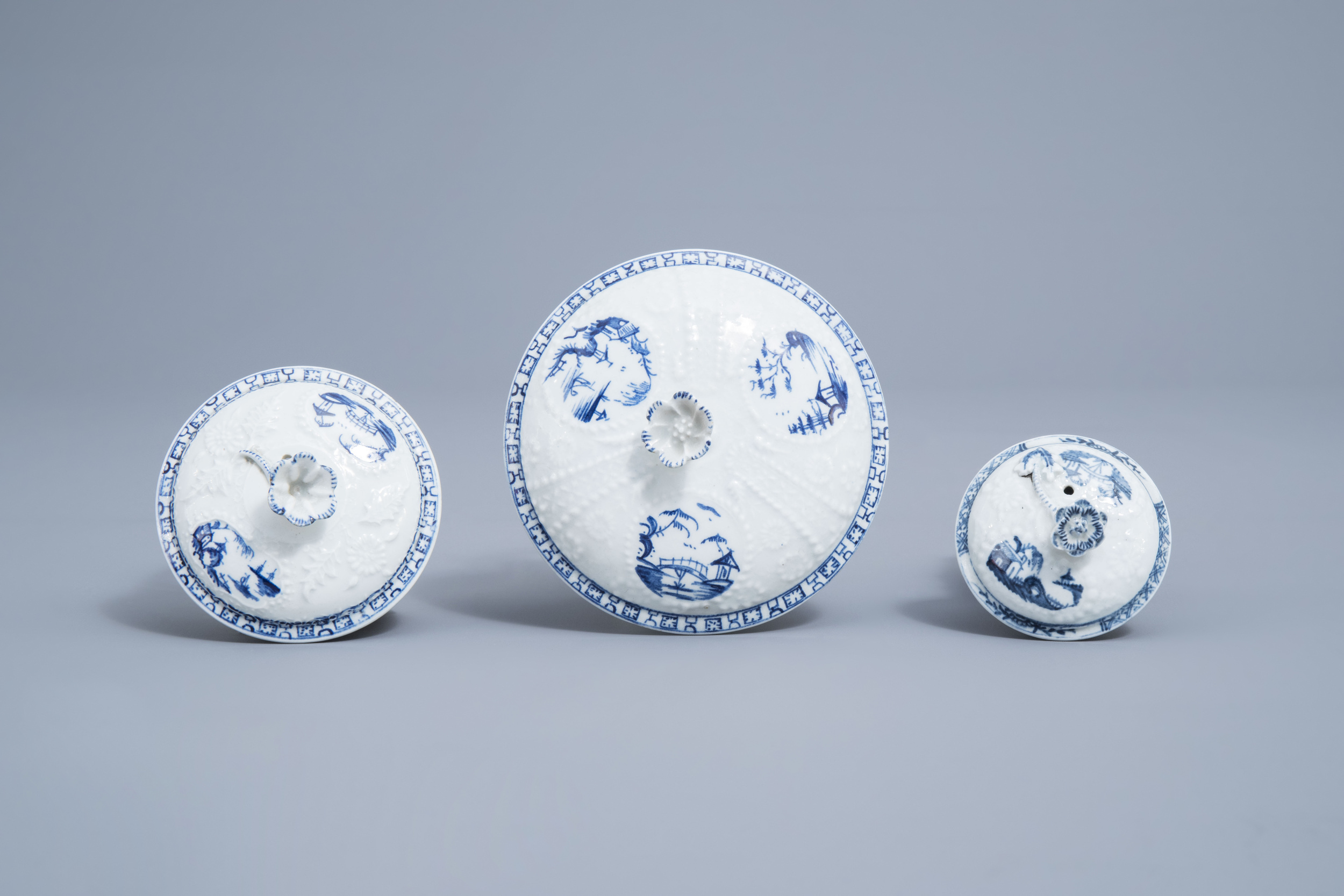 An English 22-piece blue and white Lowestoft creamware 'Hughes' coffee and tea service, 18th C. - Image 35 of 38