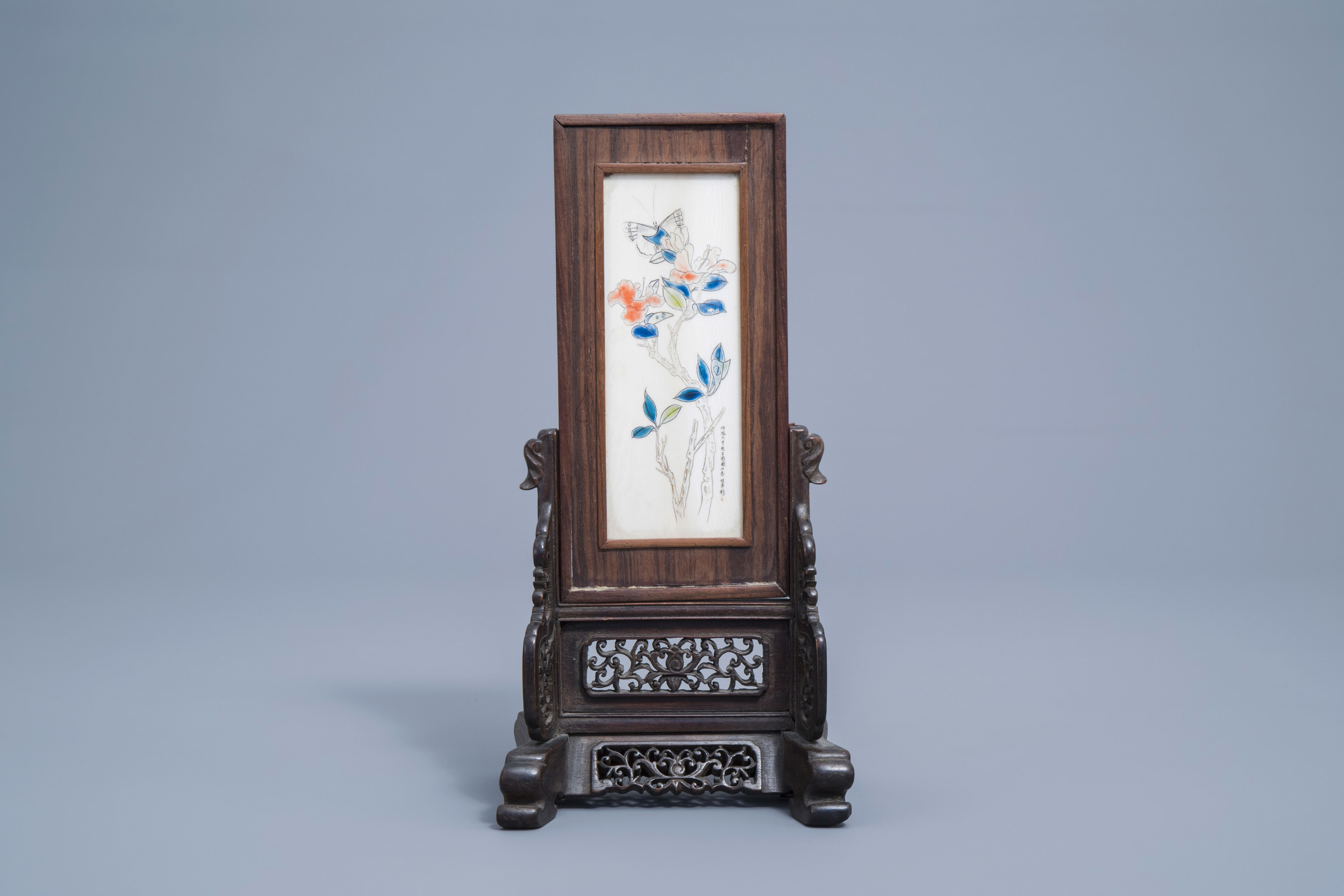 A Chinese wooden table screen with an ivory plaque depicting a lady and a butterfy, ca. 1920 - Image 4 of 11