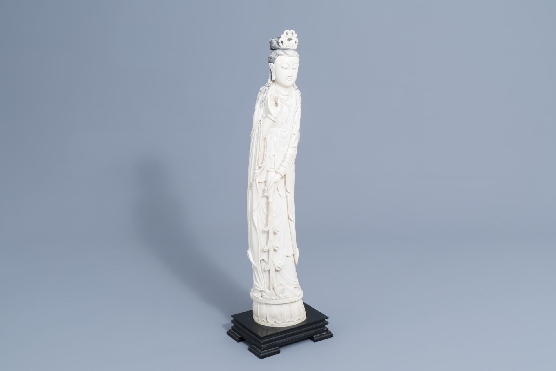 A large Chinese carved ivory figure of a lady on a wooden base, first half of the 20th C. - Image 2 of 8