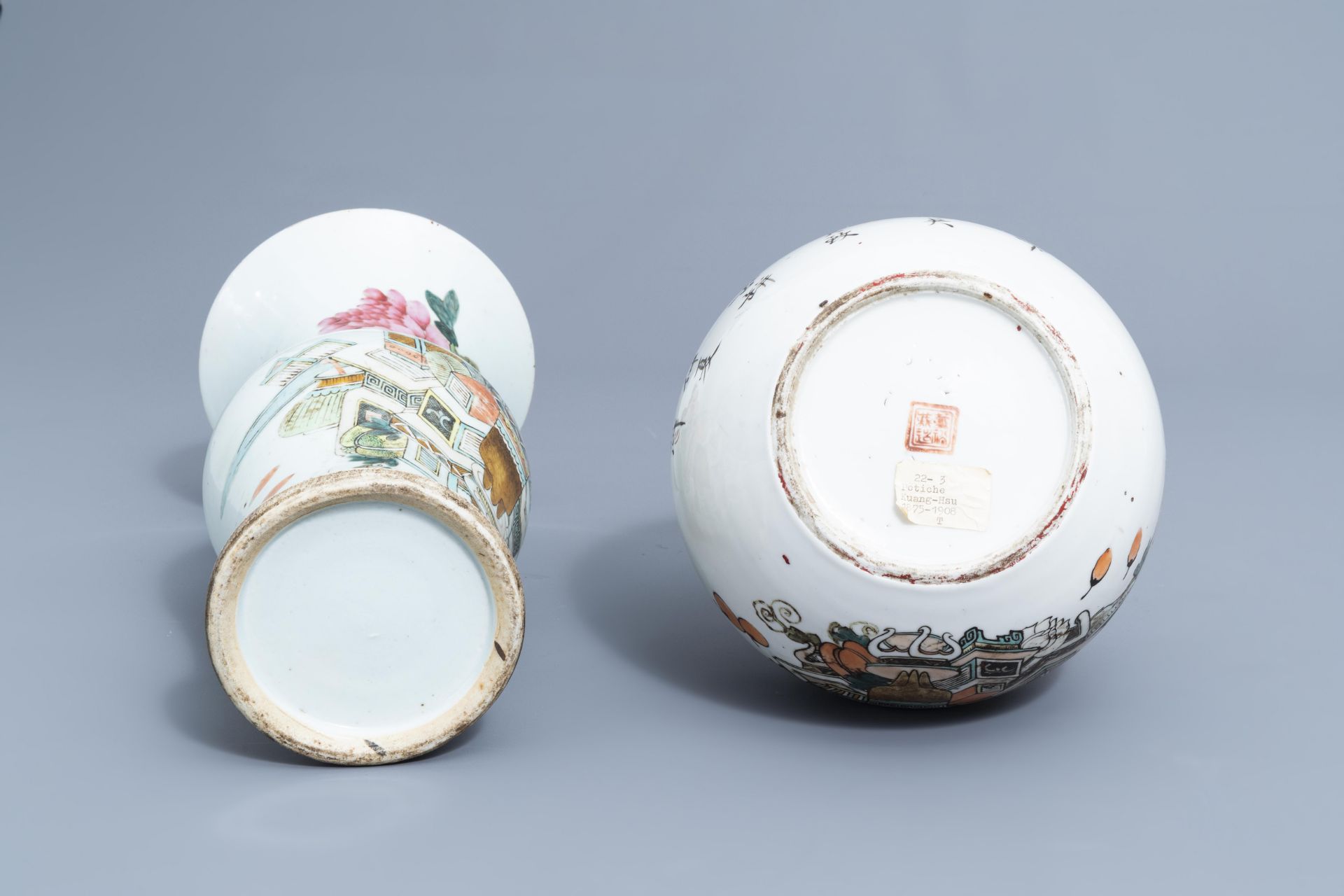 A Chinese qianjiang cai yenyen vase and a jar and cover with antiquites design, 19th/20th C. - Image 6 of 9