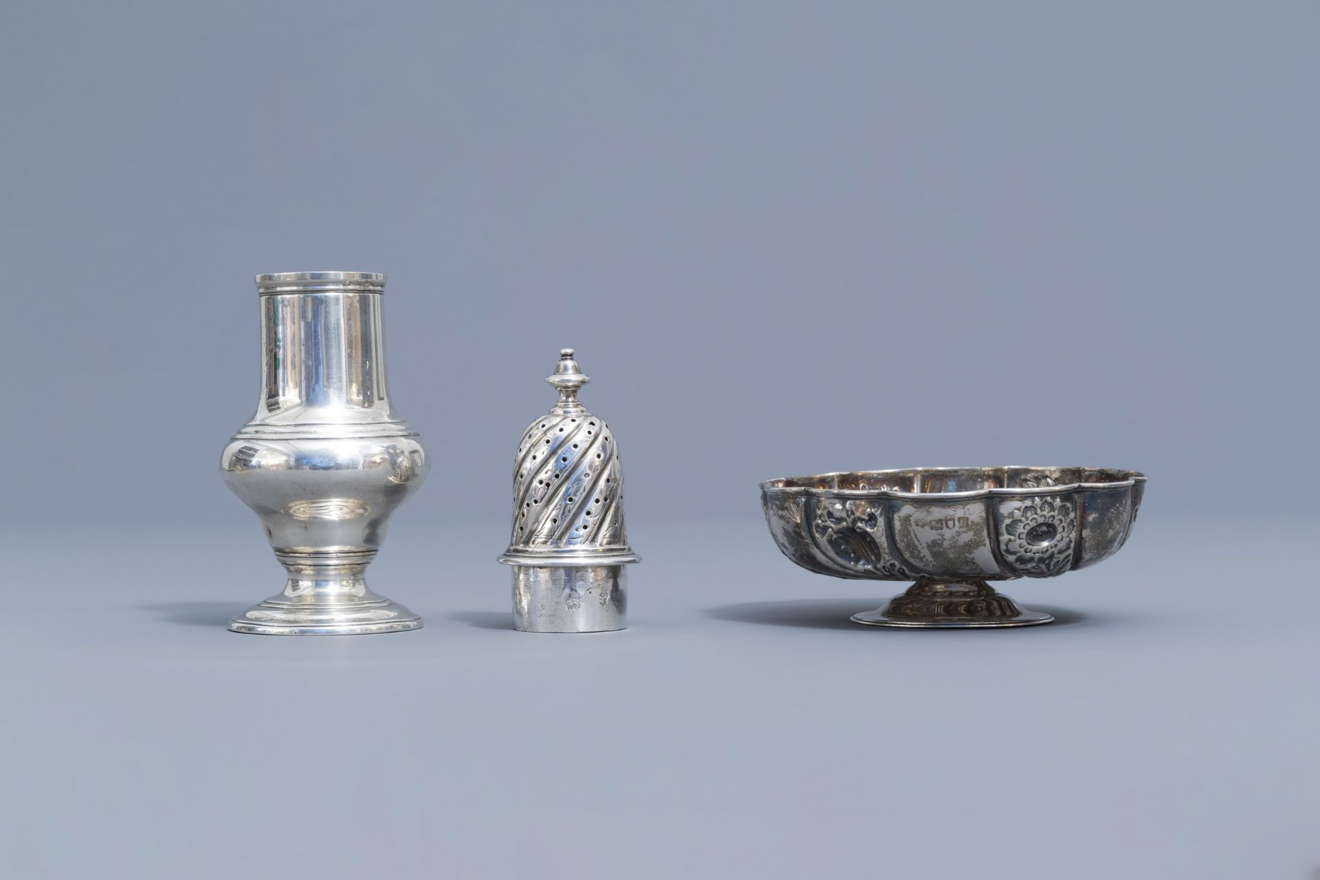 An English silver caster, a bowl on foot and a platter, various marks, 18th/19th C. - Bild 8 aus 16