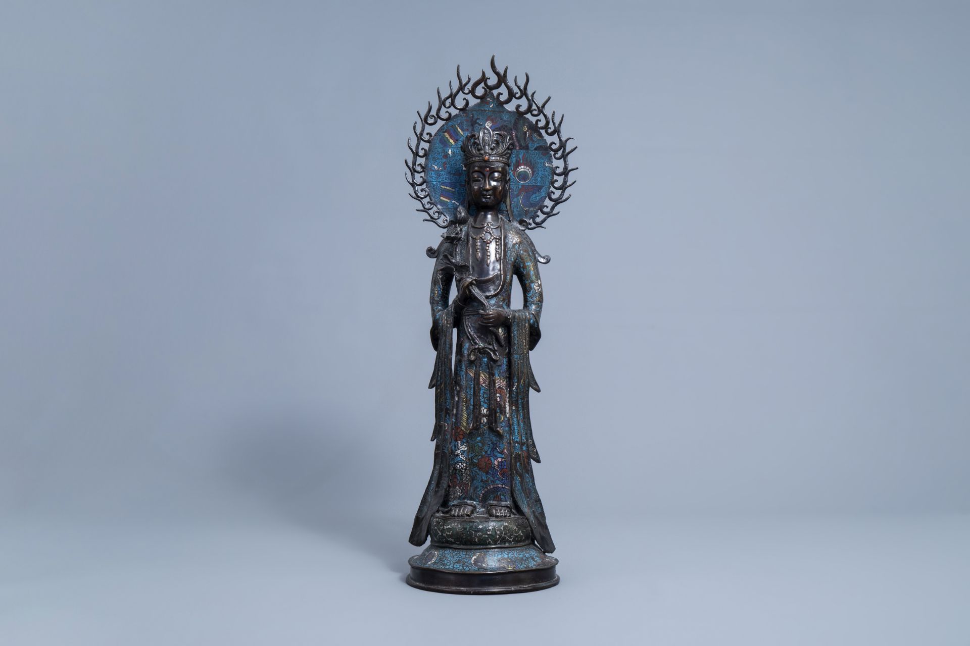 A very tall Japanese champleve enamel and bronze figure of Kannon, Meiji, 19th/20th C. - Image 3 of 9