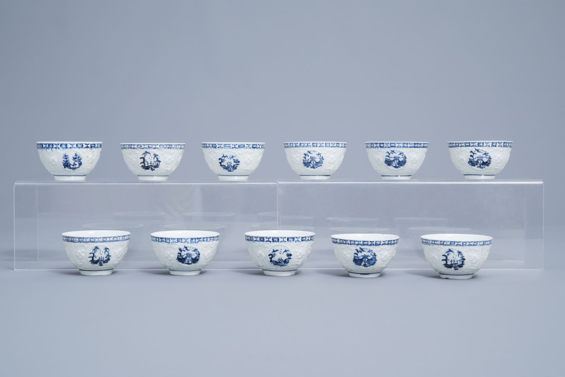 An English 22-piece blue and white Lowestoft creamware 'Hughes' coffee and tea service, 18th C. - Image 12 of 38