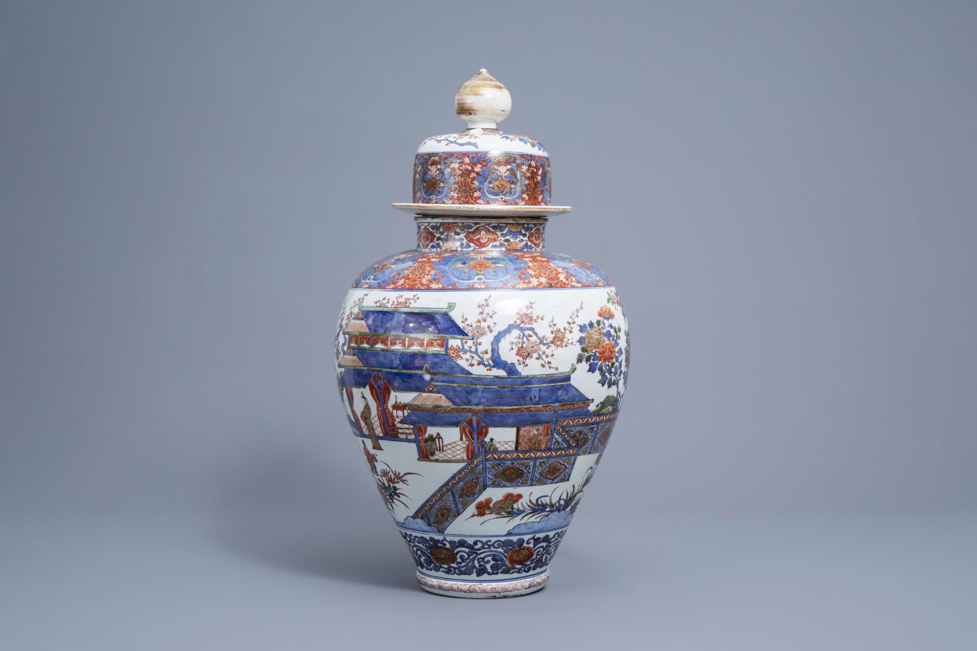 A large Japanese Imari vase and cover, Edo, 18th/19th C.