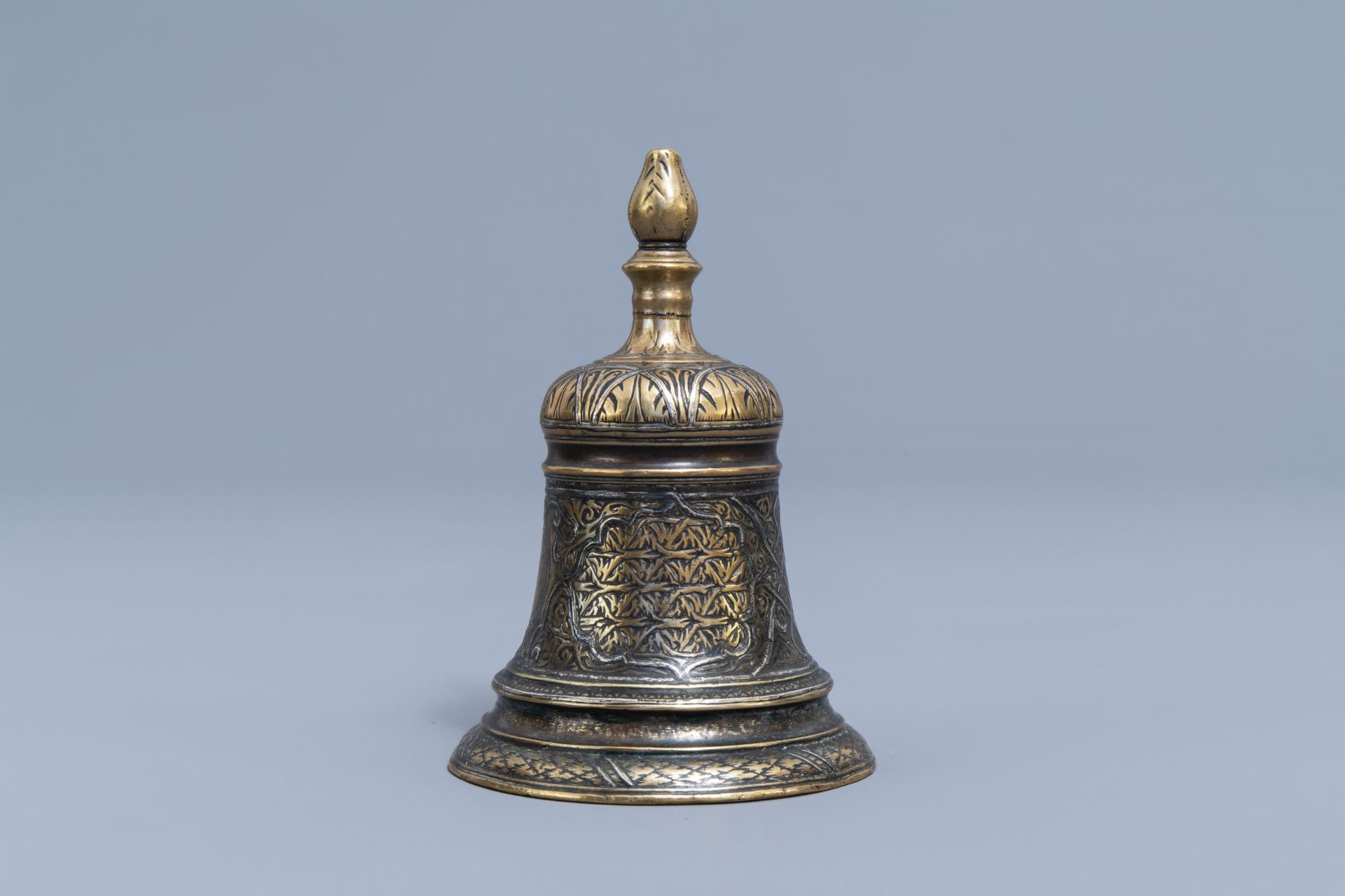 An Islamic silver inlaid bronze table bell, 17th/18th C. - Image 5 of 7