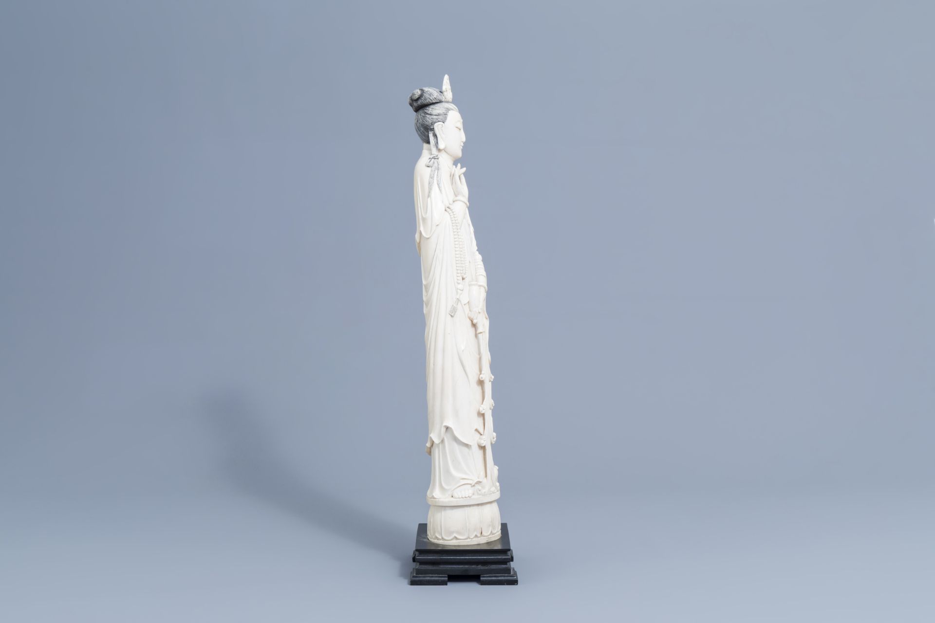 A large Chinese carved ivory figure of a lady on a wooden base, first half of the 20th C. - Image 4 of 8