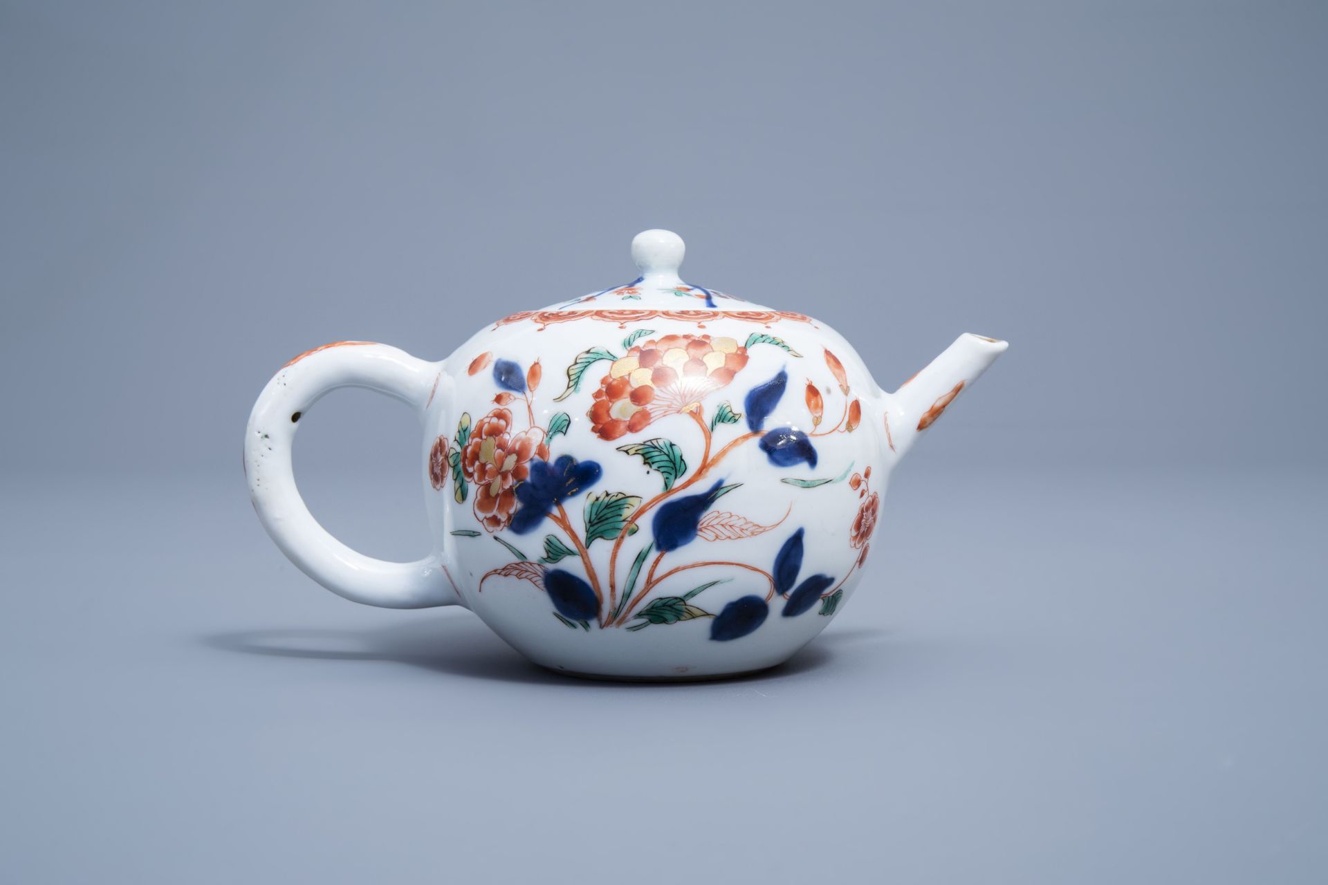 A Chinese verte-Imari teaopot and cover with floral design, Kangxi - Image 5 of 16