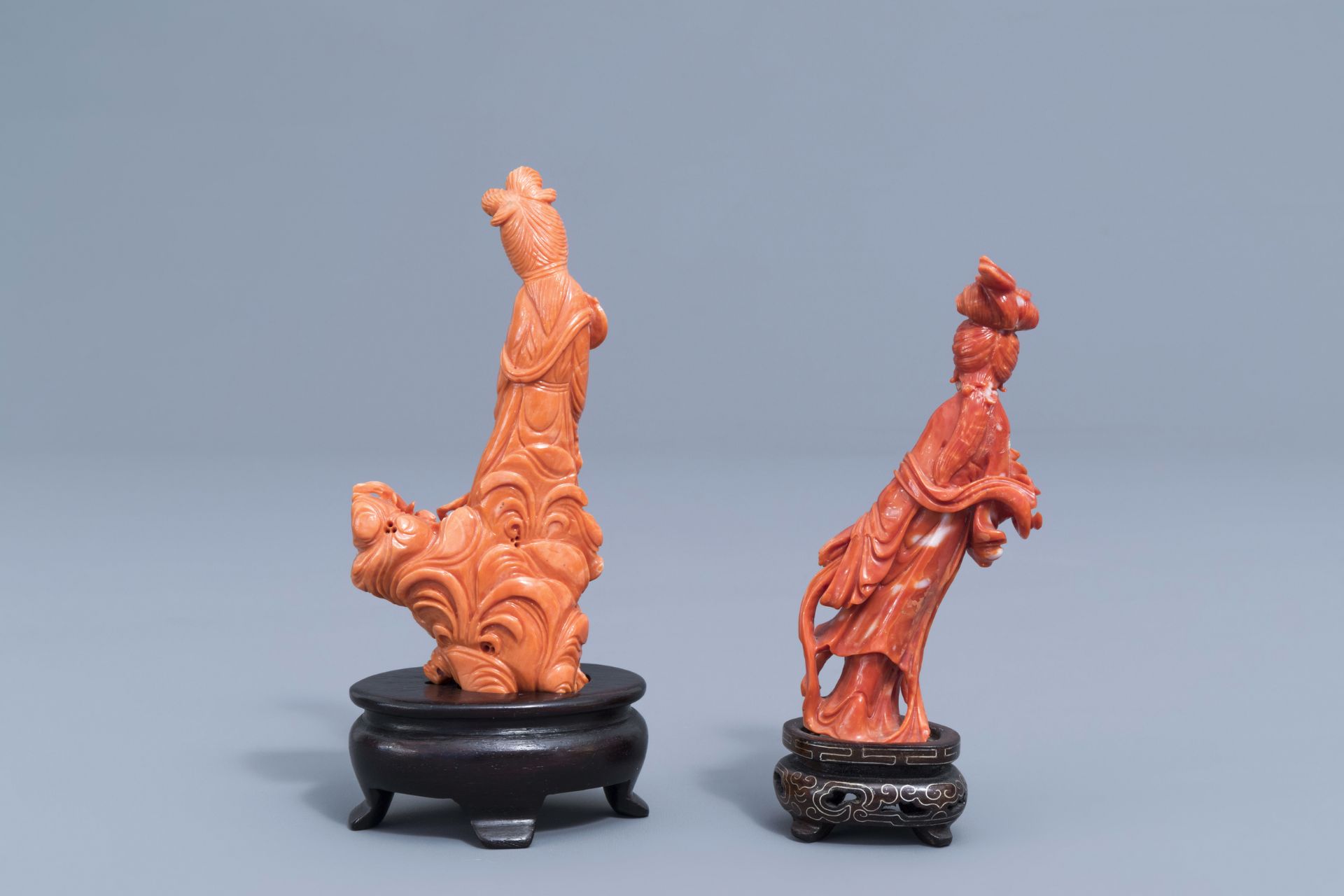 Two Chinese carved red coral figures of a lady, 19th/20th C. - Image 4 of 7