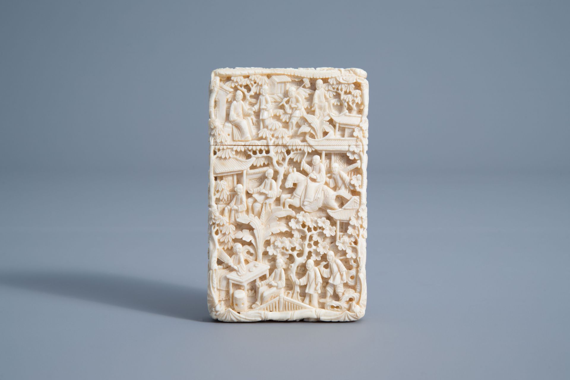 A Chinese richly carved ivory card case, Canton, 19th C. - Image 4 of 9
