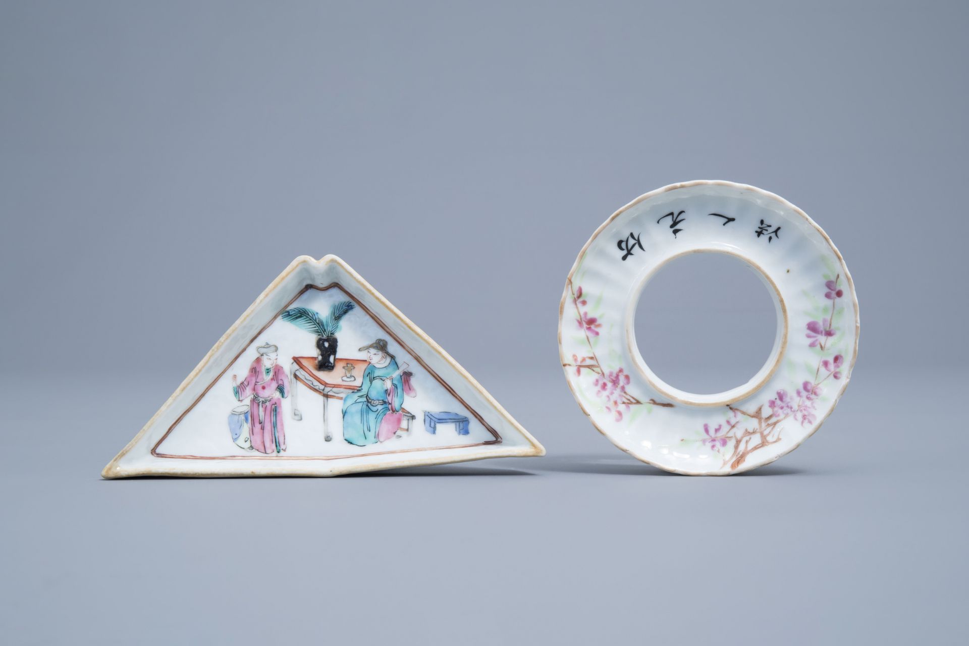 A Chinese five-piece famille rose tea service, 19th/20th C. - Image 14 of 16