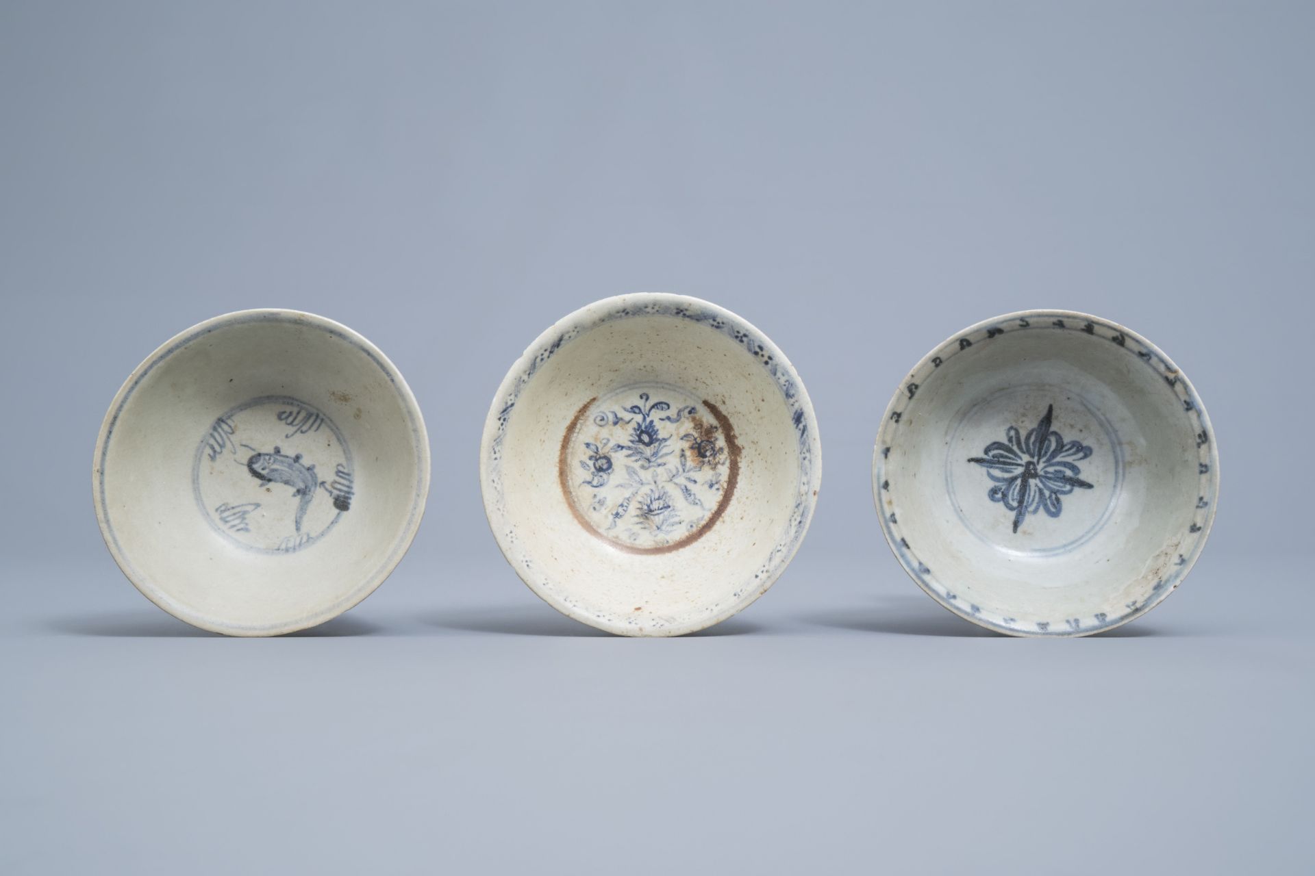 A varied collection of Chinese blue and white bowls and saucers, Ming and later - Image 11 of 30