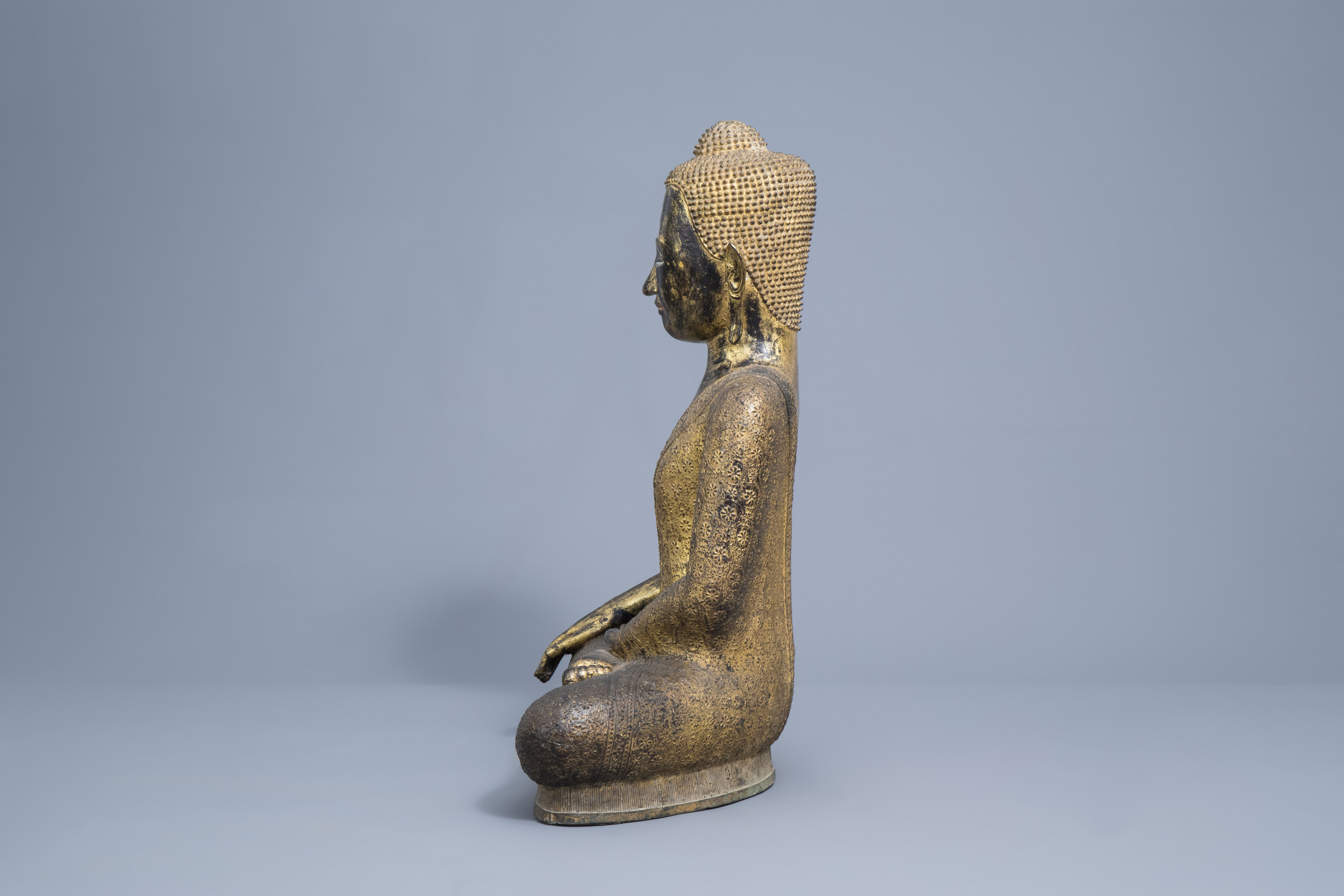 A large Thai gilt lacquered bronze figure of Buddha Maravijaya, Rattanakosin, 19th C. - Image 4 of 7