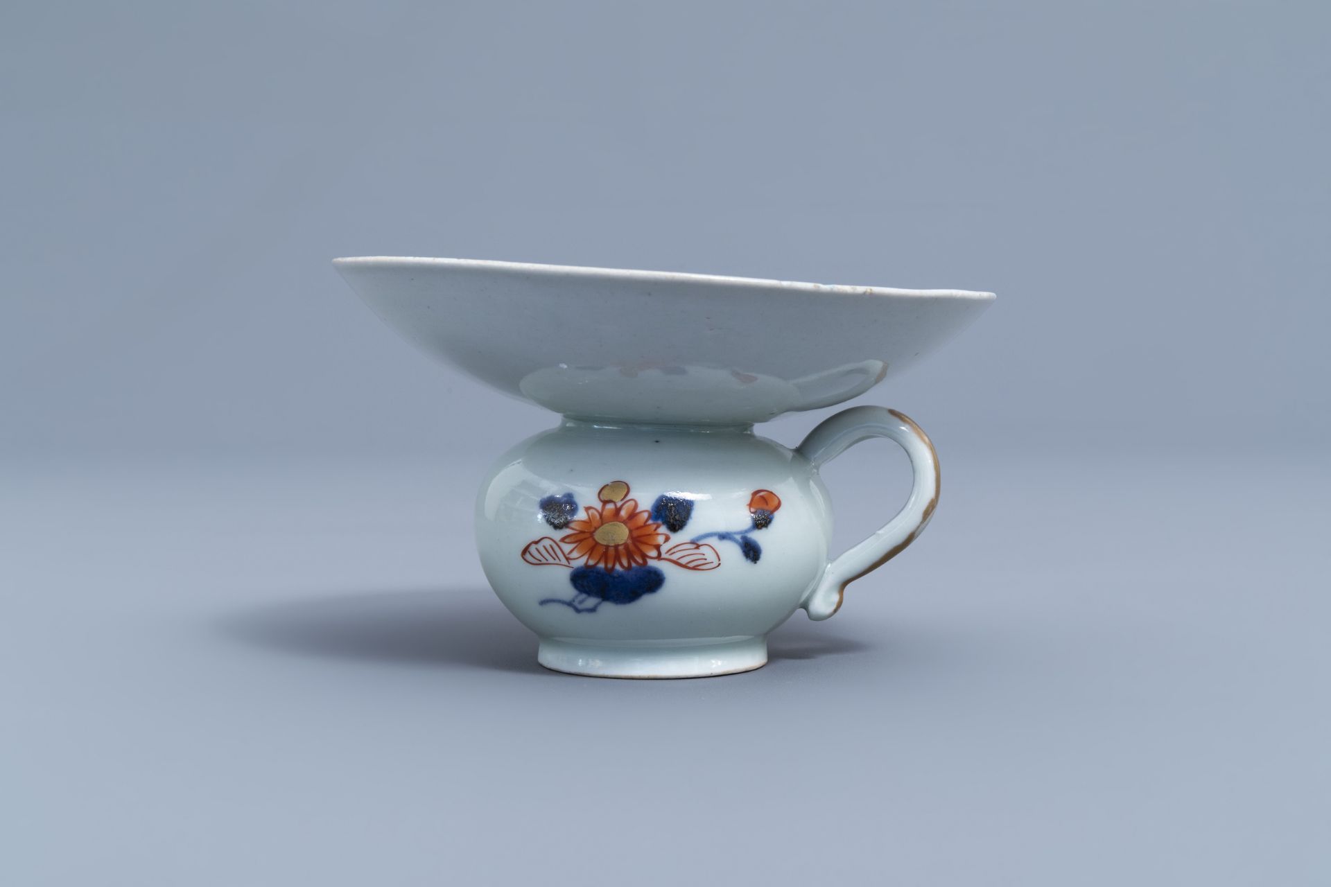 A Japanese Imari spittoon with floral design , Edo, 18th C. - Image 5 of 8