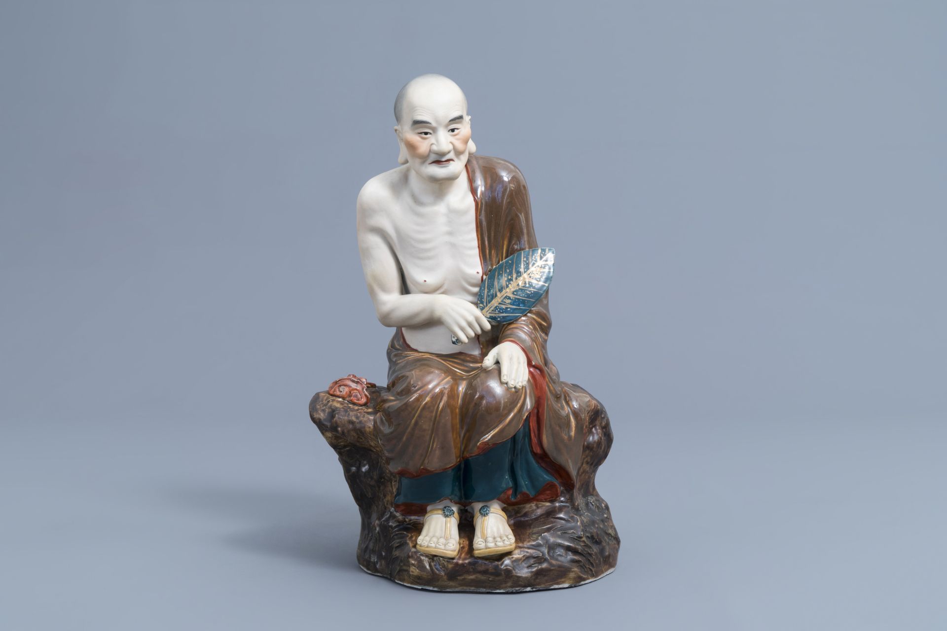 A Chinese Luohan figure in polychrome porcelain and biscuit, 20th C. - Image 3 of 8