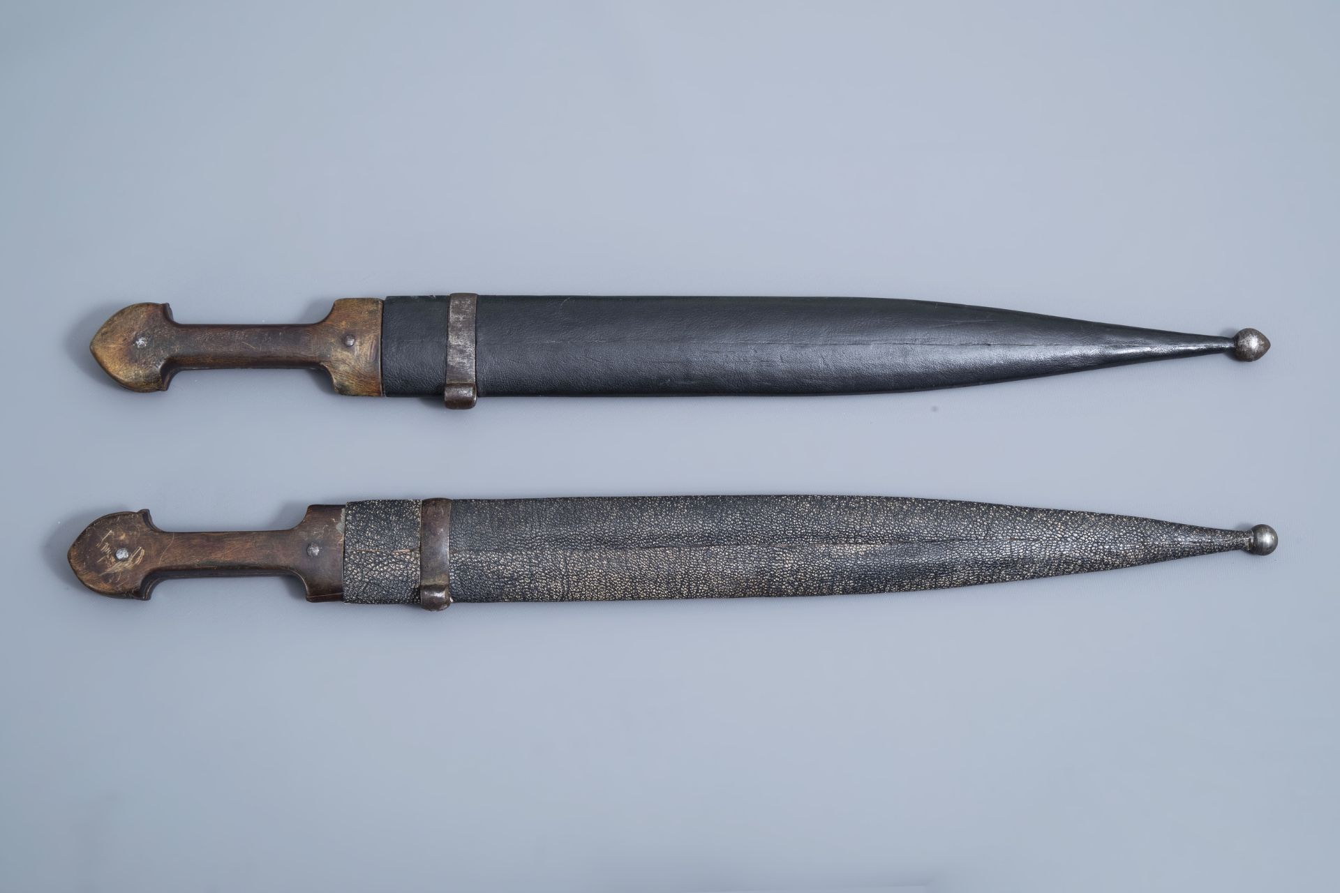 Two Caucasian 'kindjal' daggers with accompanying scabbard, 19th/20th C. - Image 2 of 17