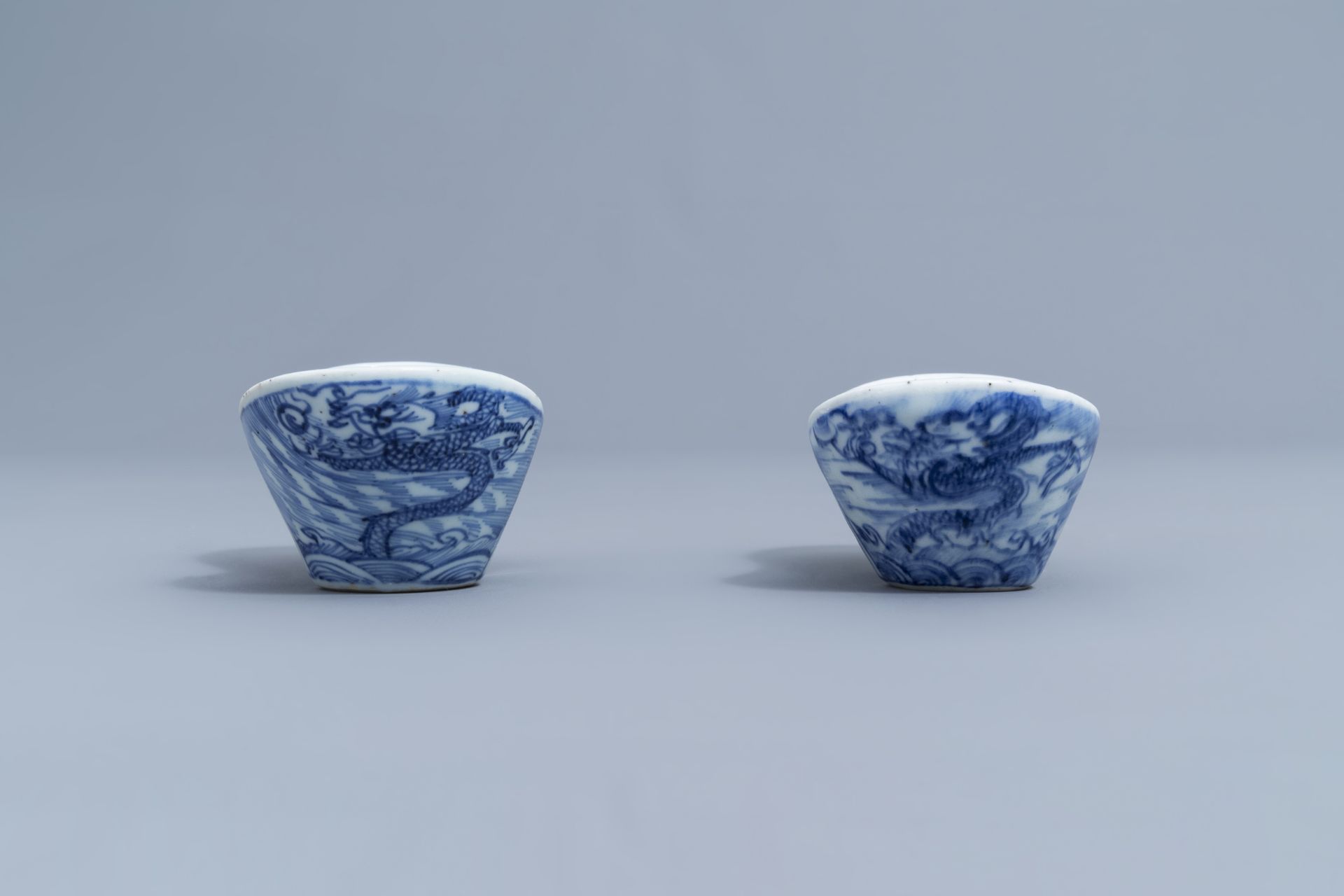 A pair of Chinese blue and white ingot shaped bowls, 18th/19th C. - Image 11 of 20