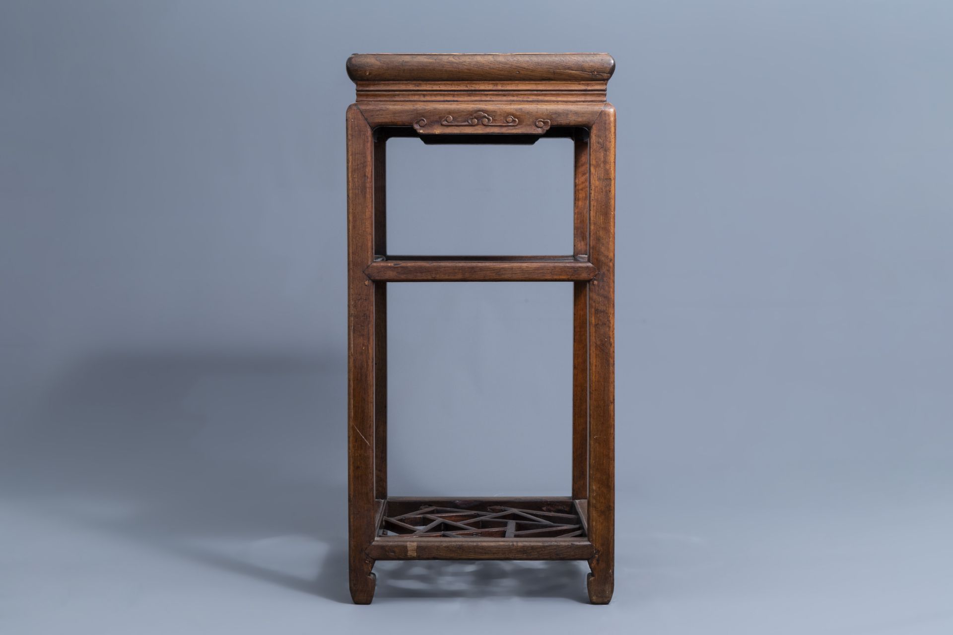 A Chinese wooden stand, 19th/20th C. - Image 2 of 7