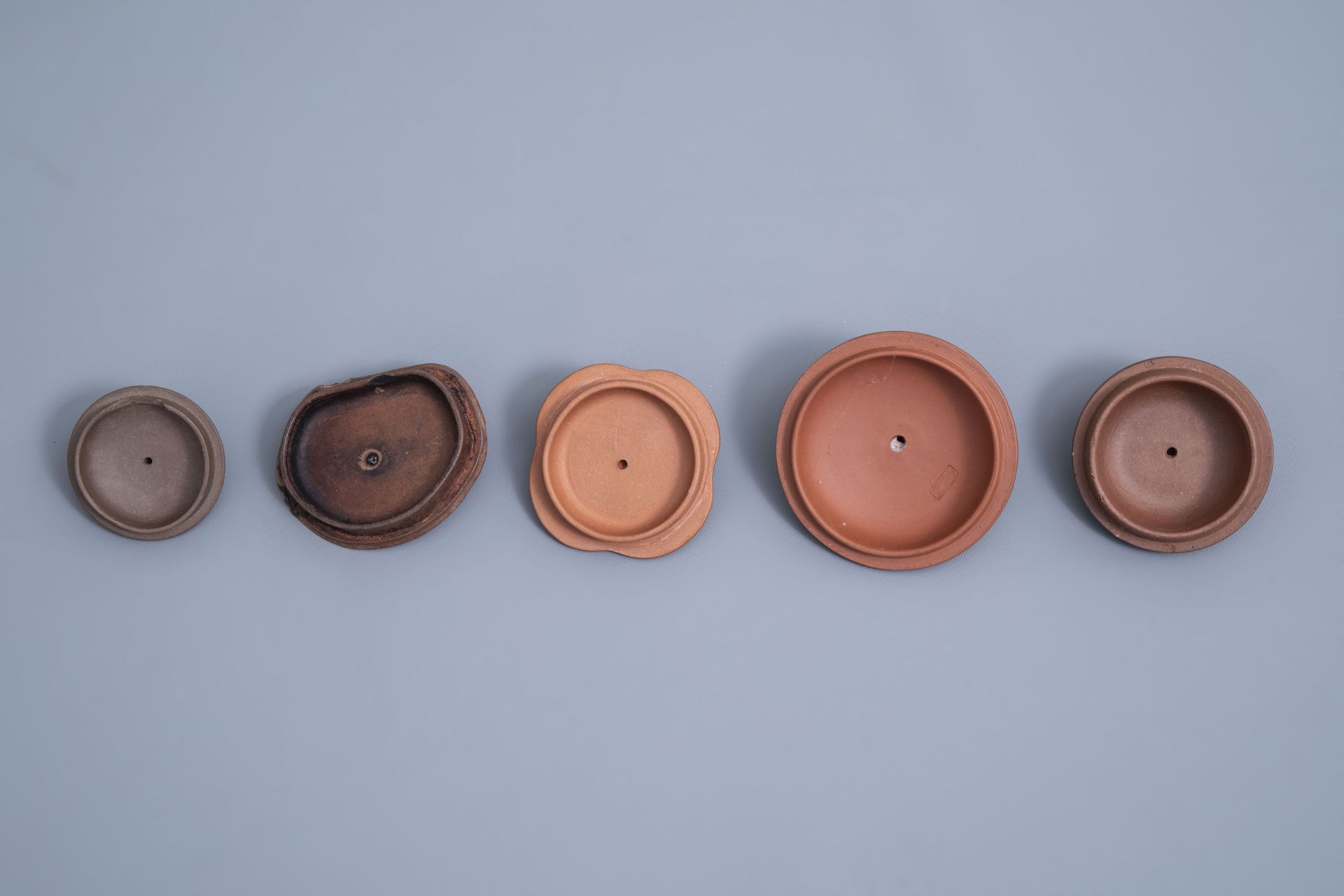 Five Chinese Yixing stoneware teapots and covers, 20th C. - Image 15 of 15