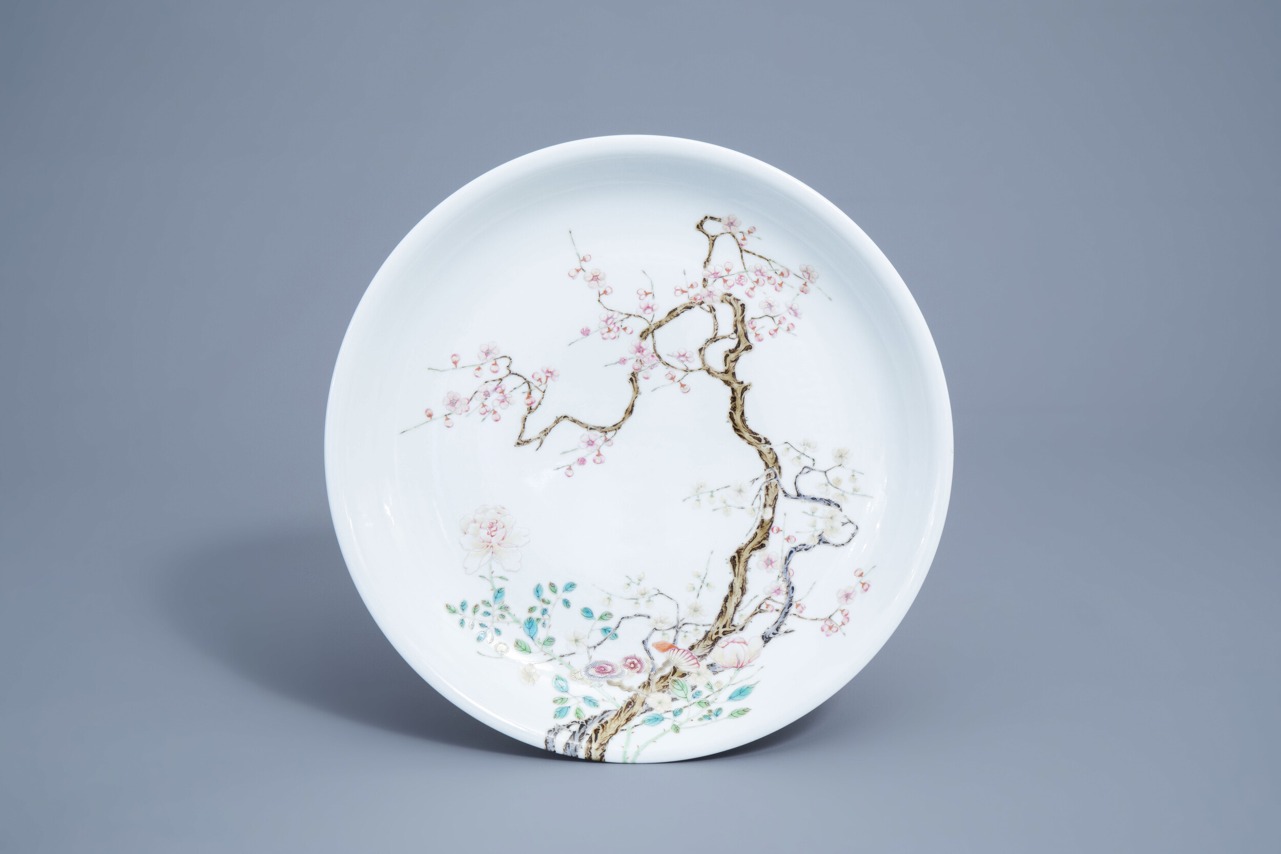 A Chinese famille rose charger with floral design, Yongzheng mark, Republic, 20th C.