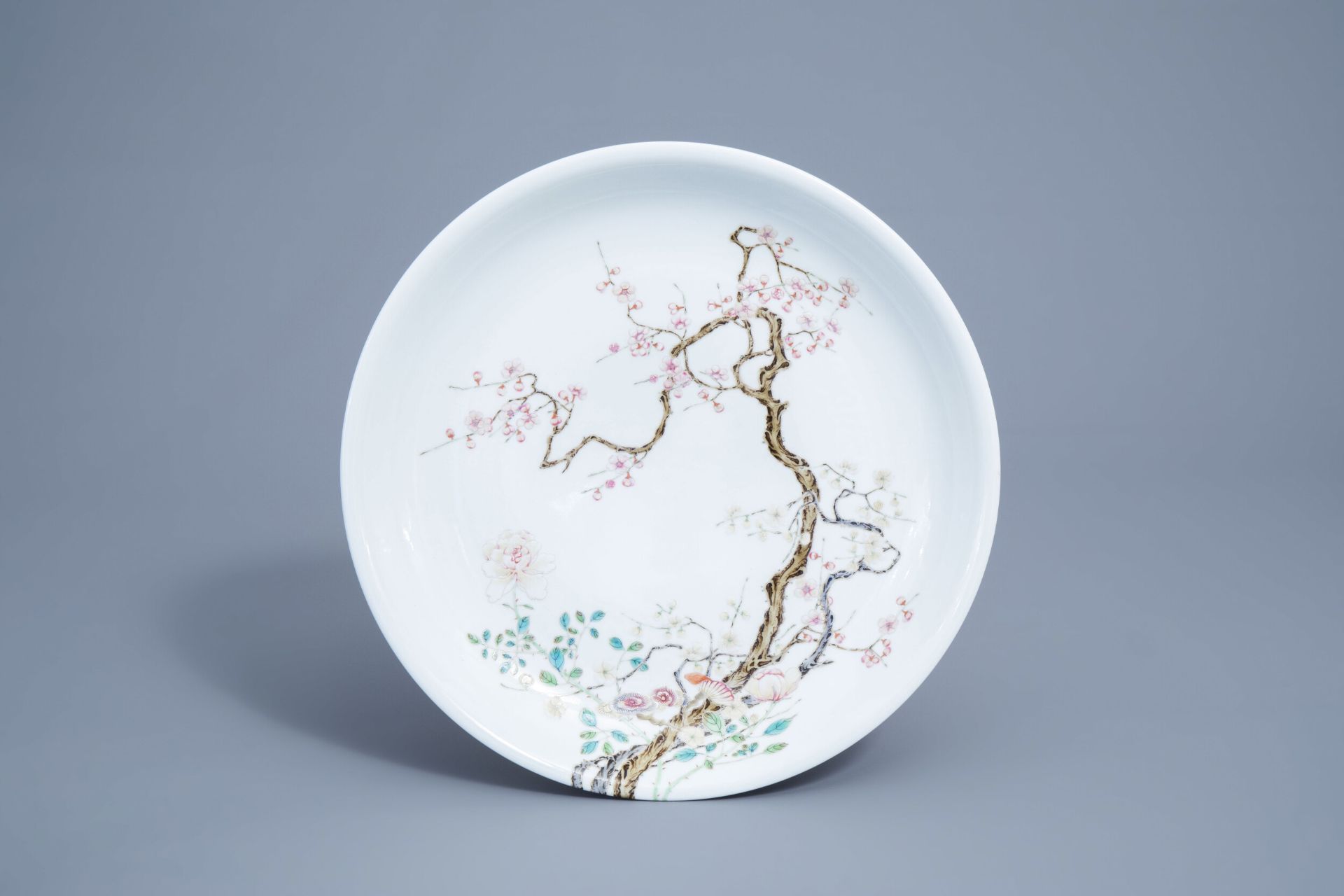 A Chinese famille rose charger with floral design, Yongzheng mark, Republic, 20th C.