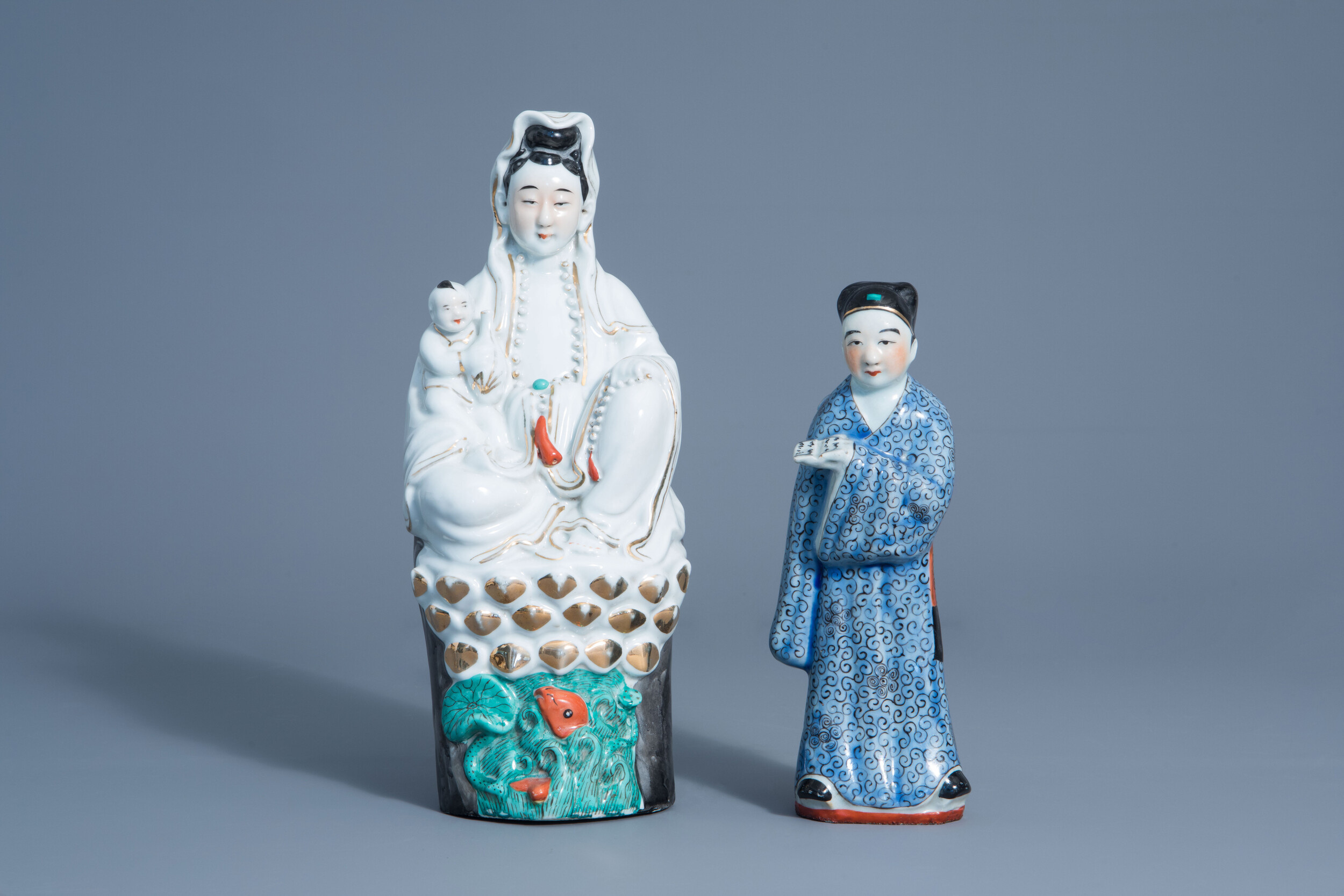 Two Chinese porcelain figures of Guanyin and of a scholar, Republic, 20th C.