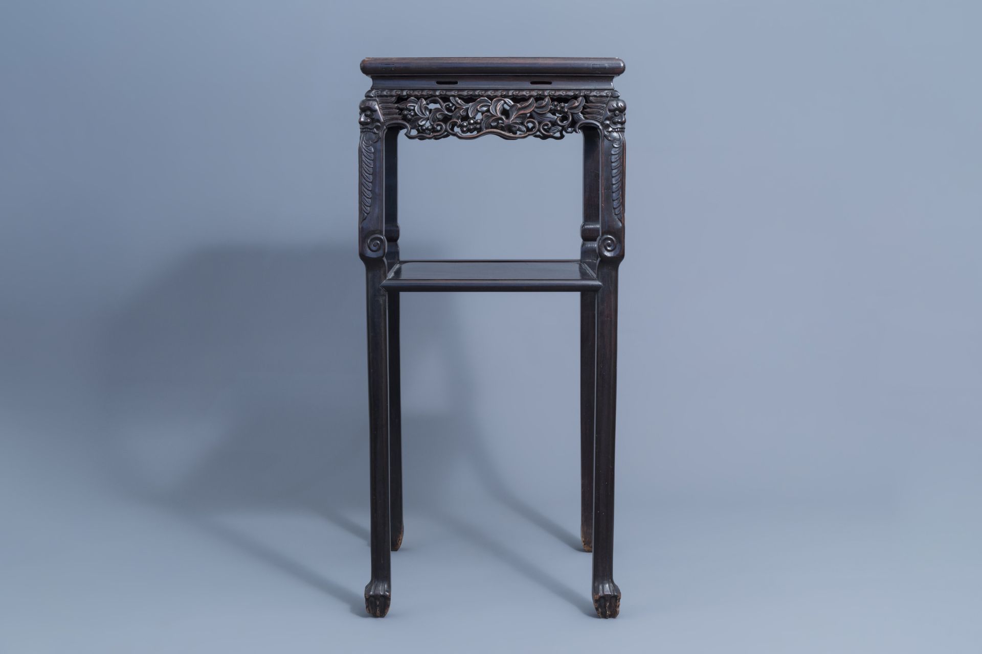 A Chinese carved wooden stand with marble top, 19th/20th C. - Image 2 of 7