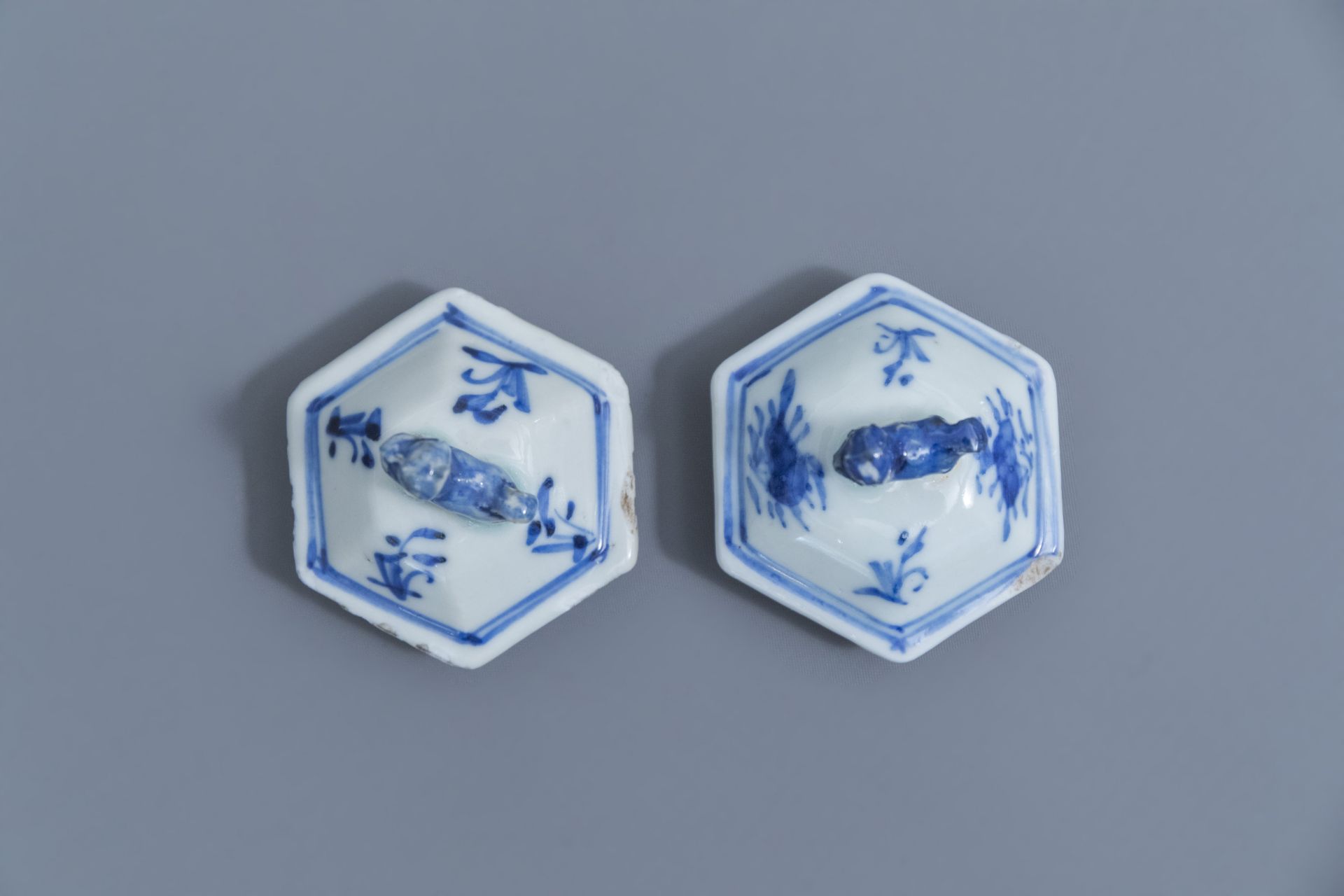 A varied collection of Chinese blue and white porcelain, 19th C. - Image 17 of 18