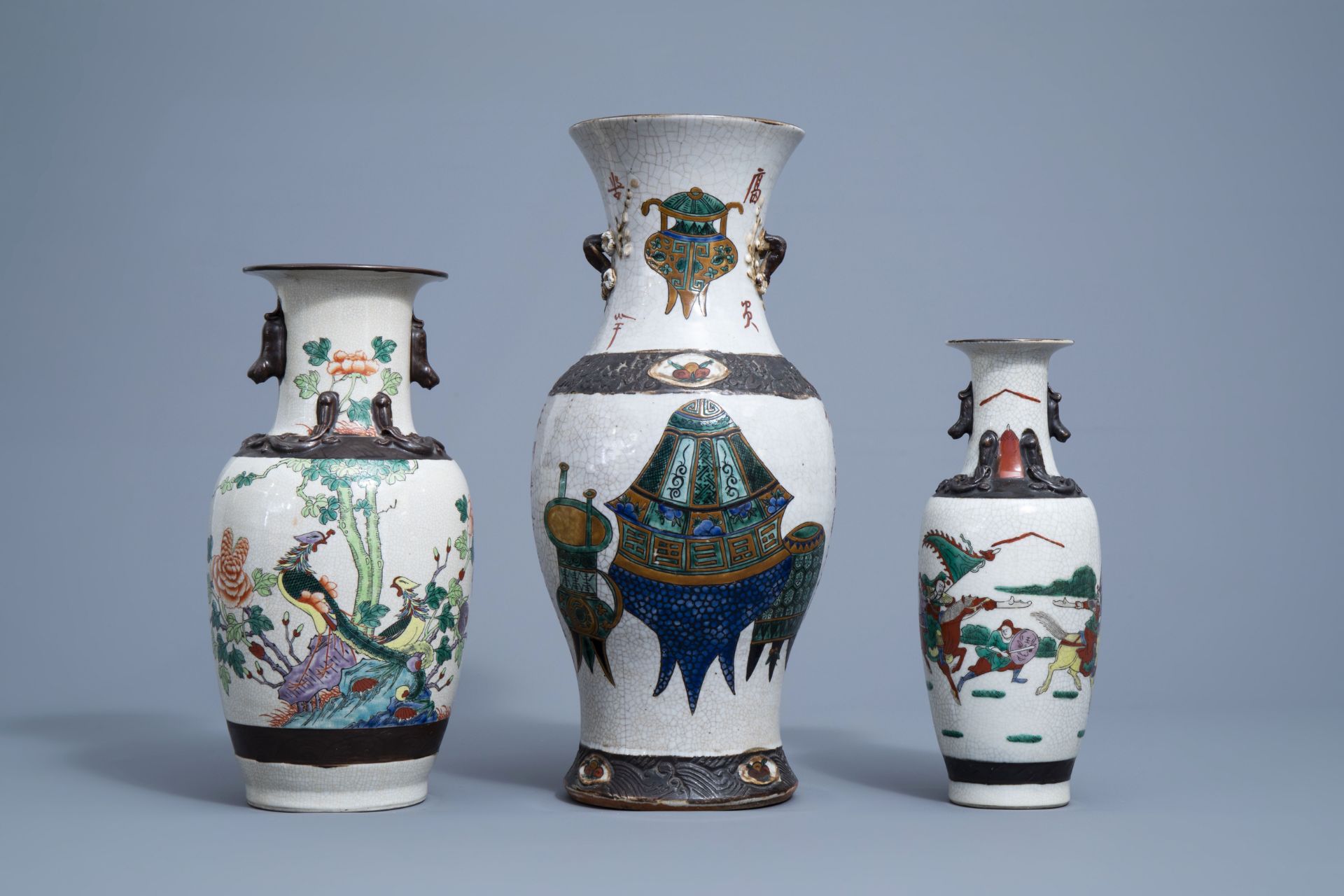 Seven various Chinese Nanking crackle glazed famille rose and verte vases, 19th/20th C. - Bild 8 aus 13