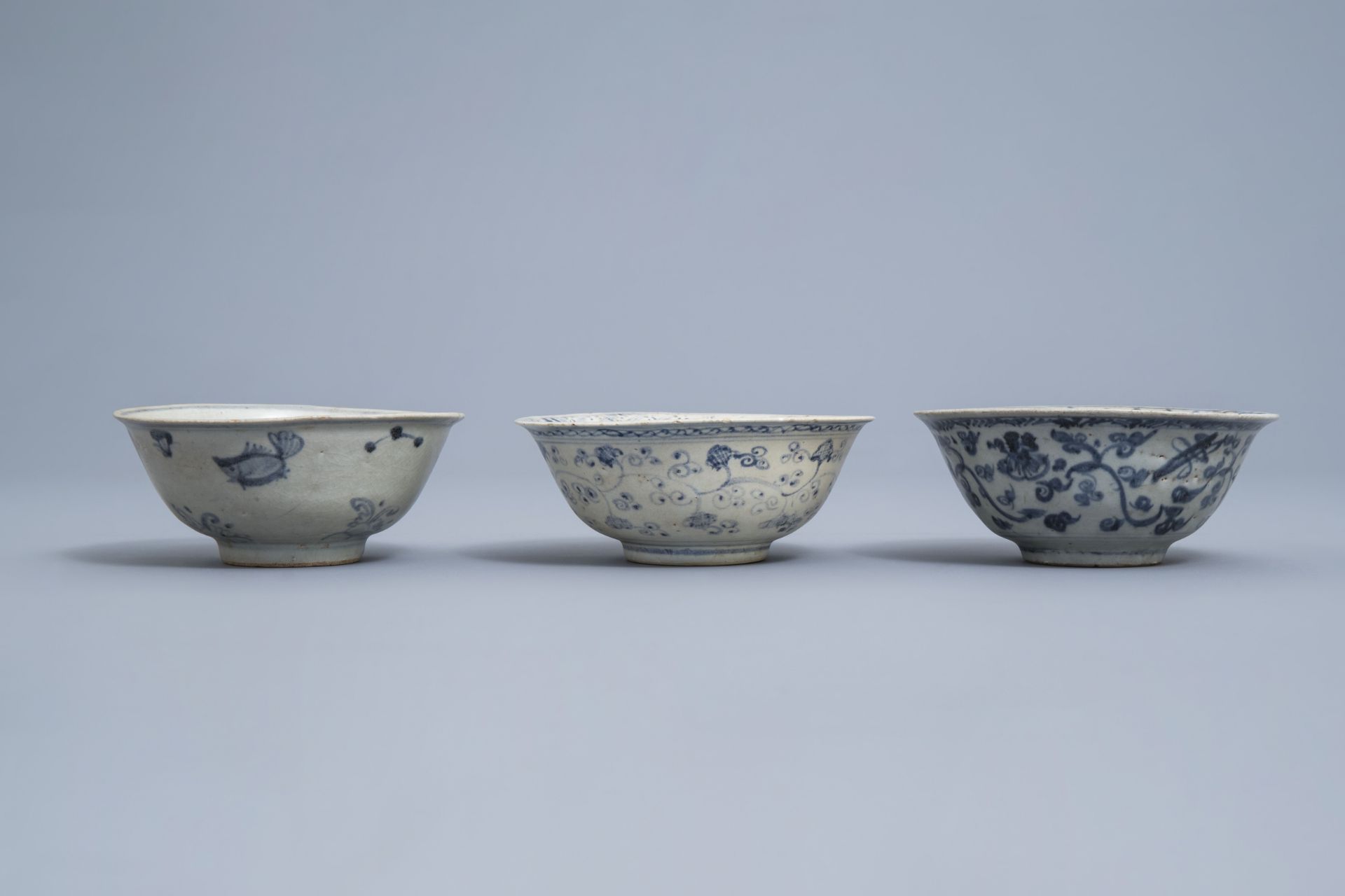 A varied collection of Chinese blue and white bowls and saucers, Ming and later - Image 10 of 30