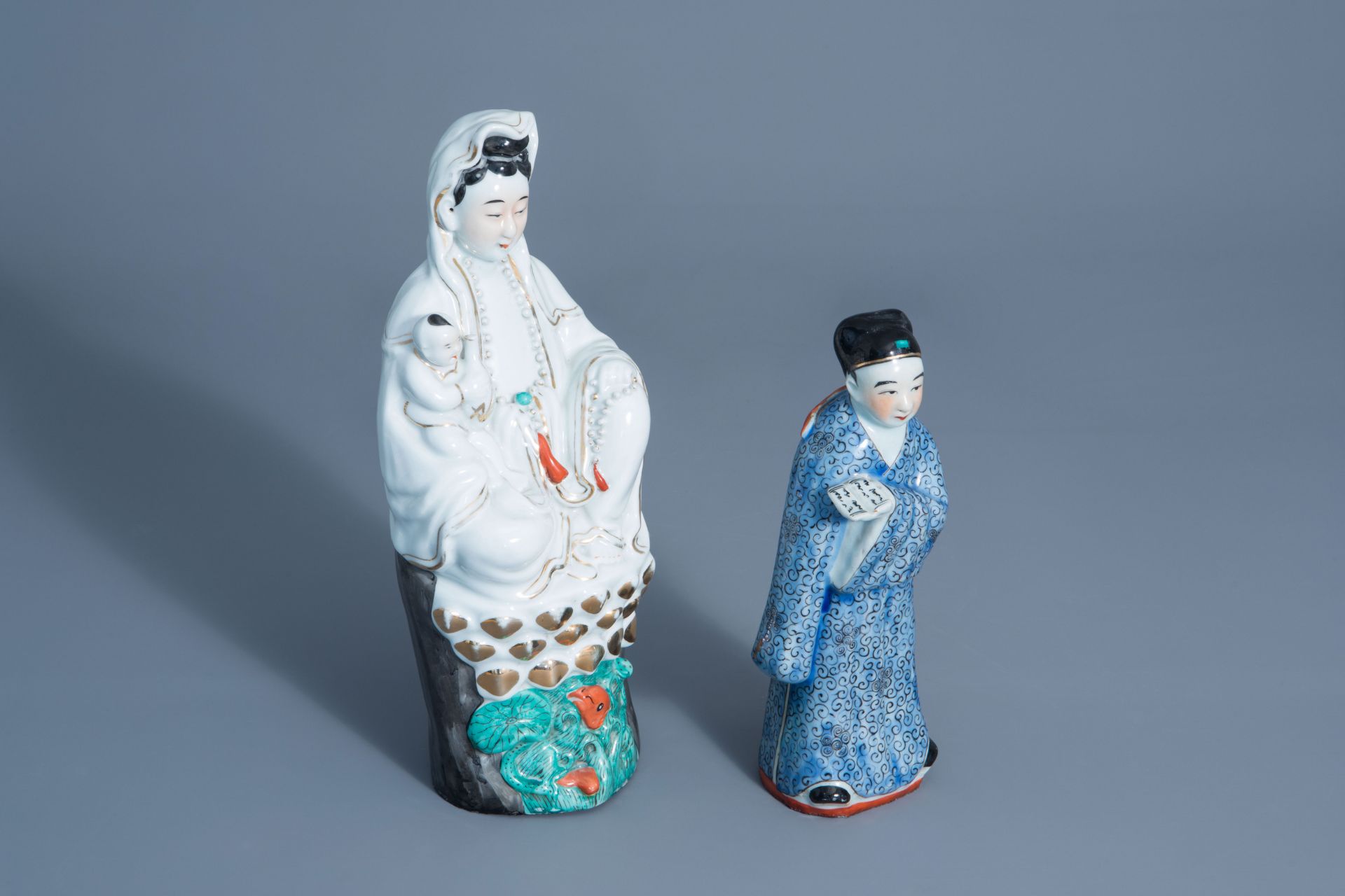 Two Chinese porcelain figures of Guanyin and of a scholar, Republic, 20th C. - Image 2 of 7