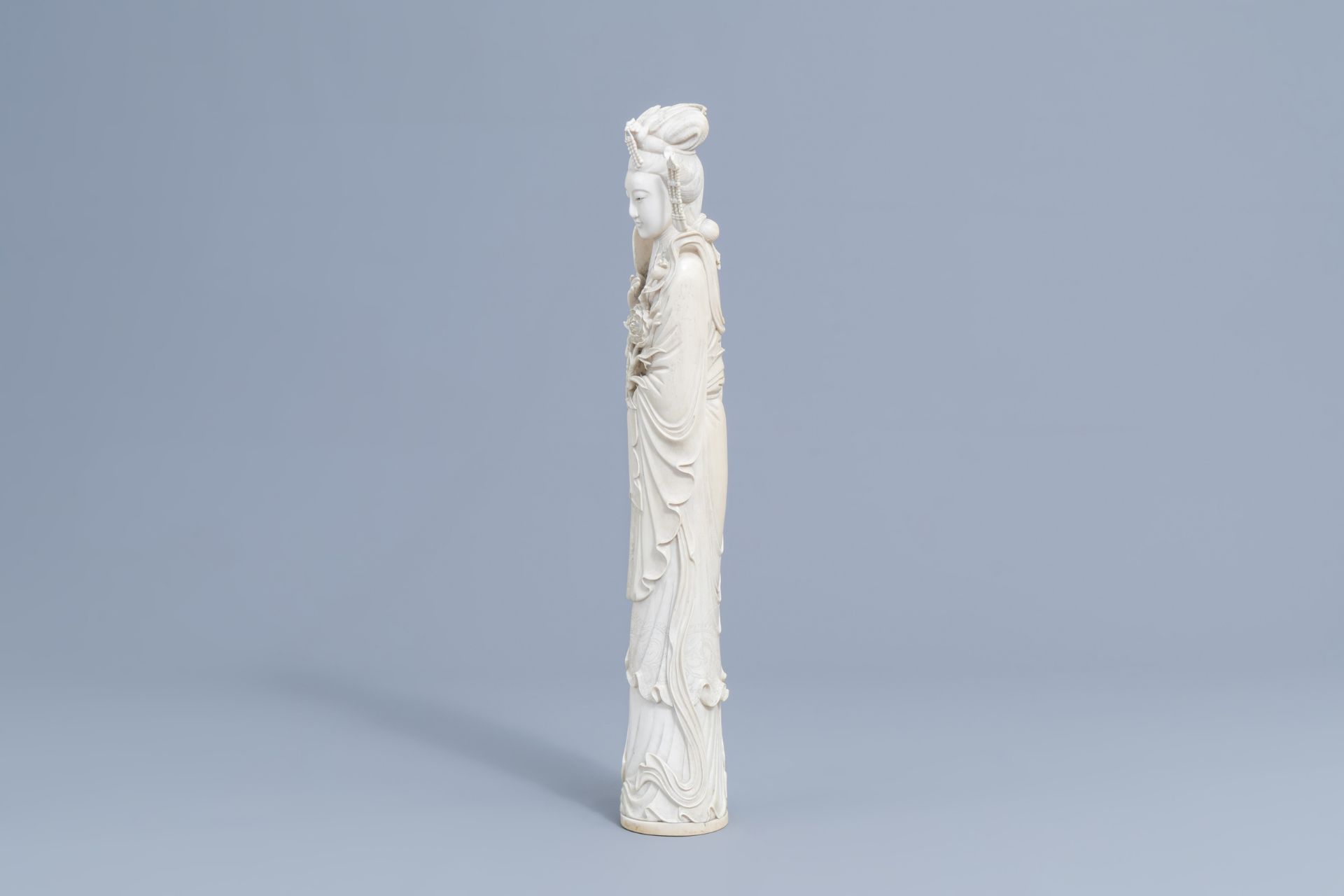 A large Chinese carved ivory figure of a lady on a wooden base, first half of the 20th C. - Image 5 of 7