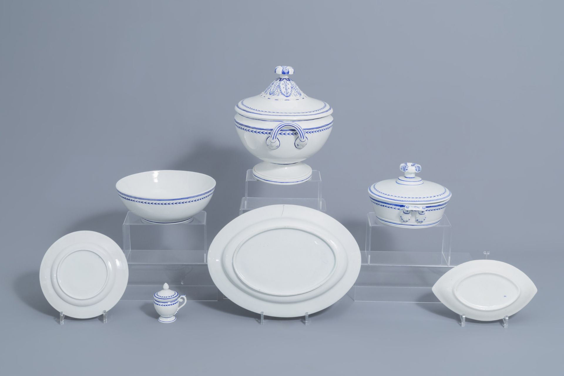 A 75-piece blue and white Tournai porcelain part service, 19th C. - Bild 9 aus 16