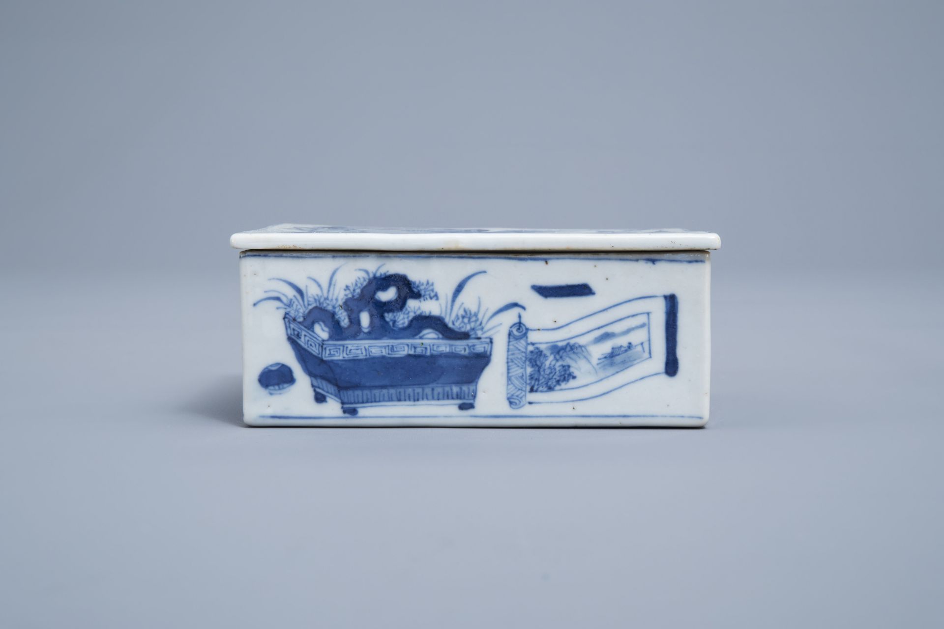 A rectangular Chinese blue and white box and cover with antiquities, 19th C. - Image 6 of 9