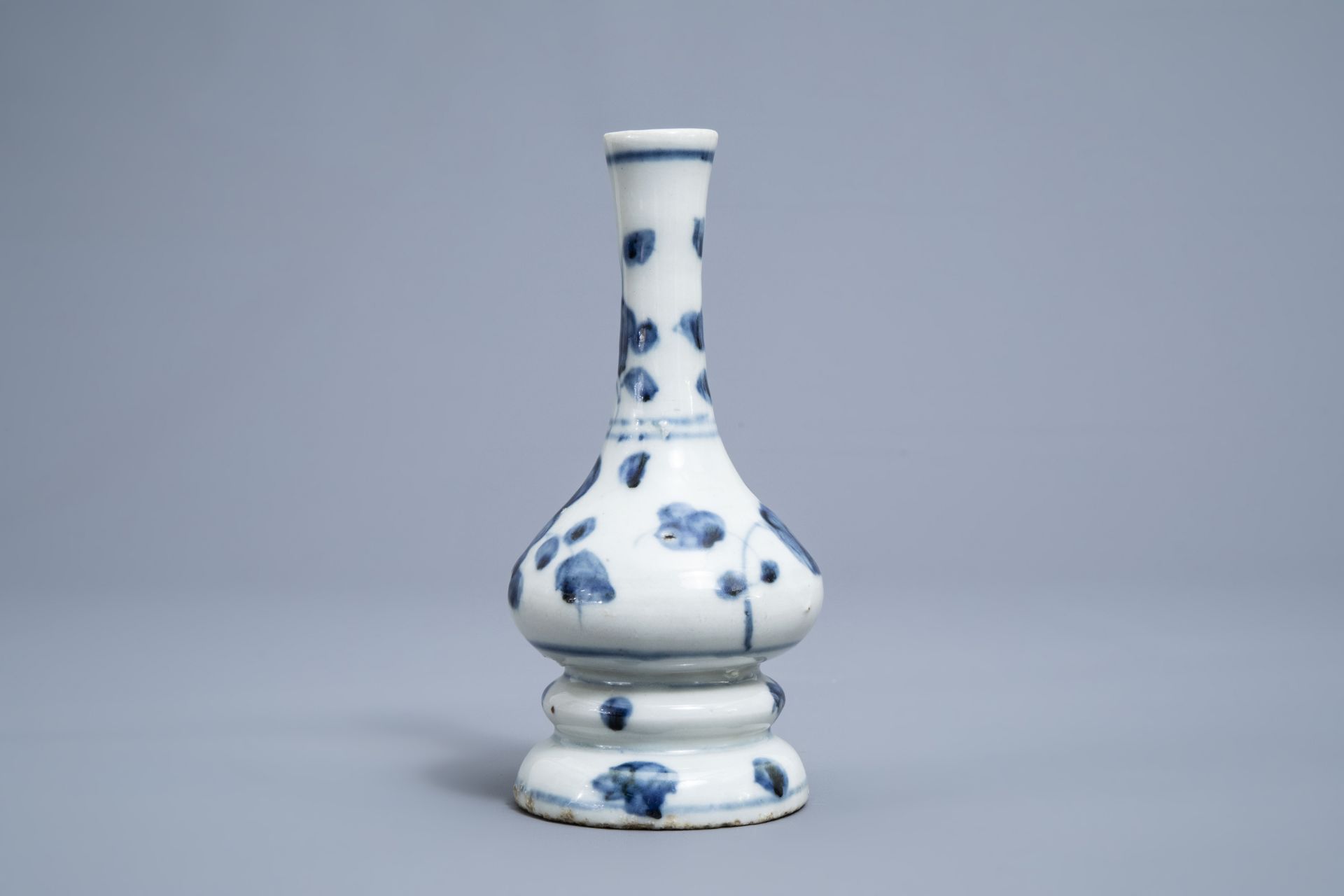 A Chinese blue and white Swatow vase with floral design, probably Ming - Image 5 of 7