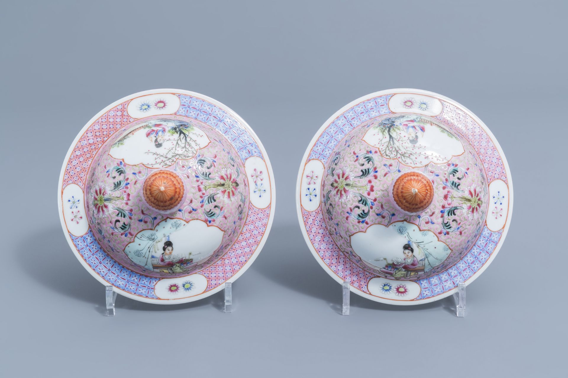 A pair of Chinese famille rose vases and covers with ladies, Qianlong mark, 20th C. - Image 7 of 8