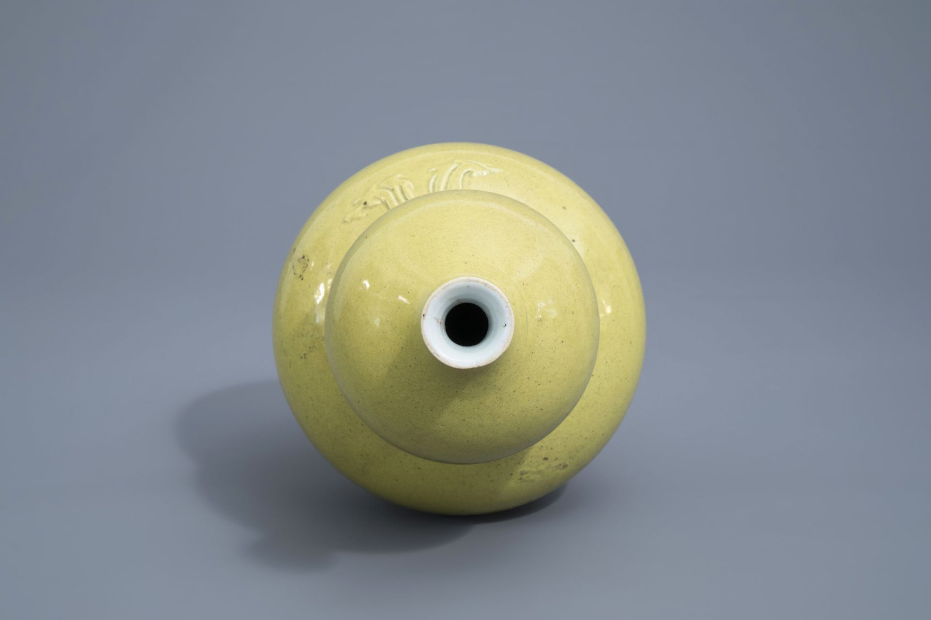 A Chinese monochrome yellow double gourd vase, Qianlong mark, 19th/20th C. - Image 6 of 7