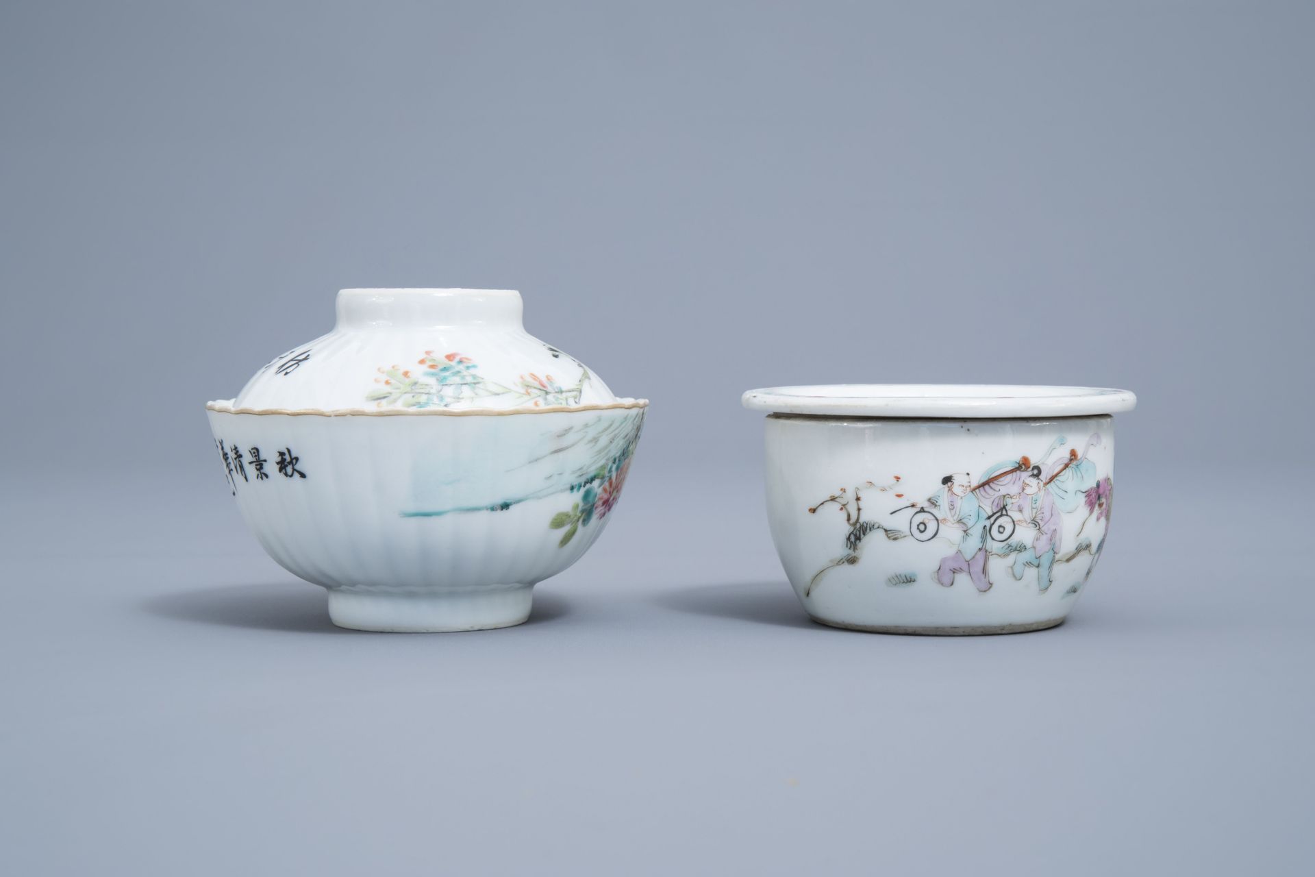 A Chinese five-piece famille rose tea service, 19th/20th C. - Image 9 of 16