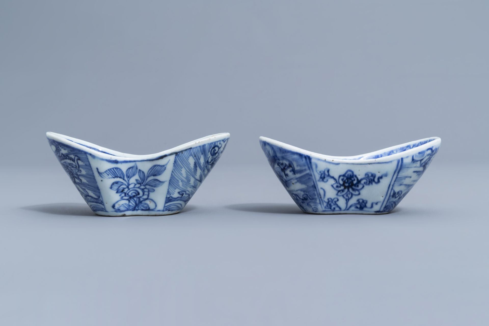 A pair of Chinese blue and white ingot shaped bowls, 18th/19th C. - Image 5 of 20
