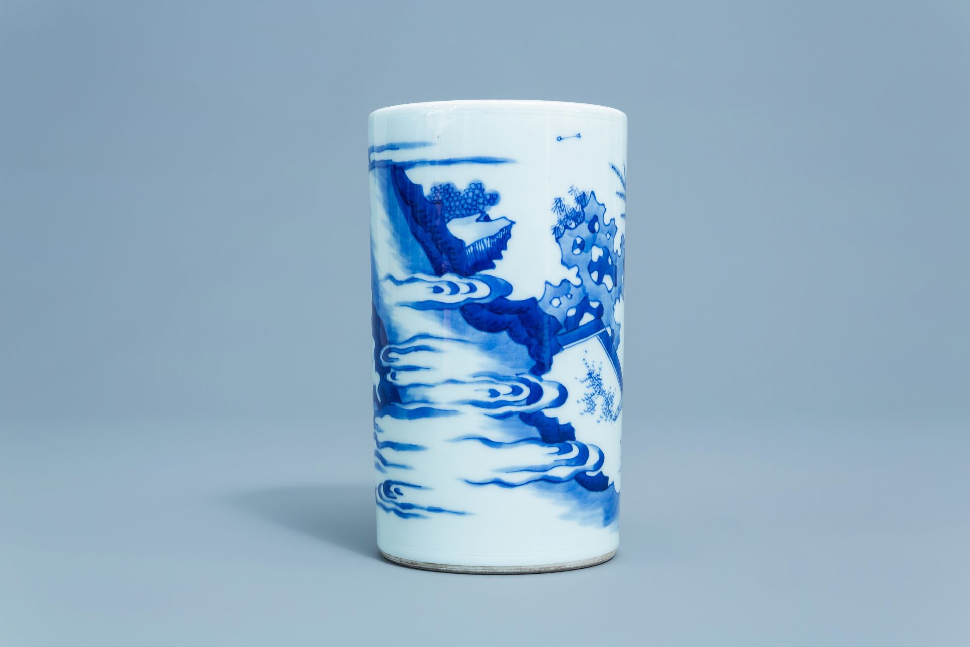 A Chinese blue and white brush pot with figures in a landscape, 20th C. - Image 4 of 7