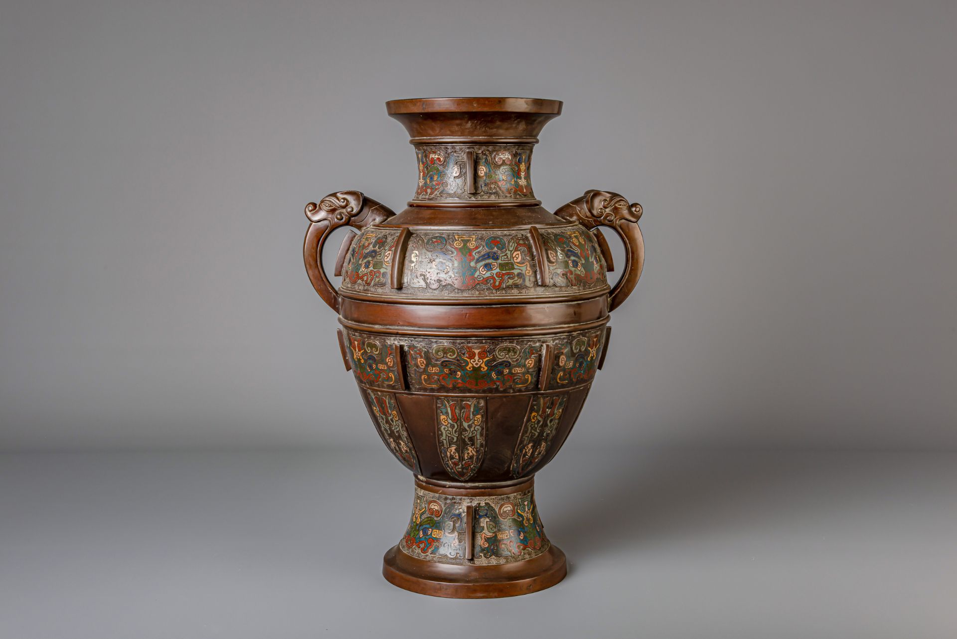 A Japanese vase, a censer and a jardiniere in champleve and cloisonne, Meiji, 19th/20th C. - Image 4 of 20