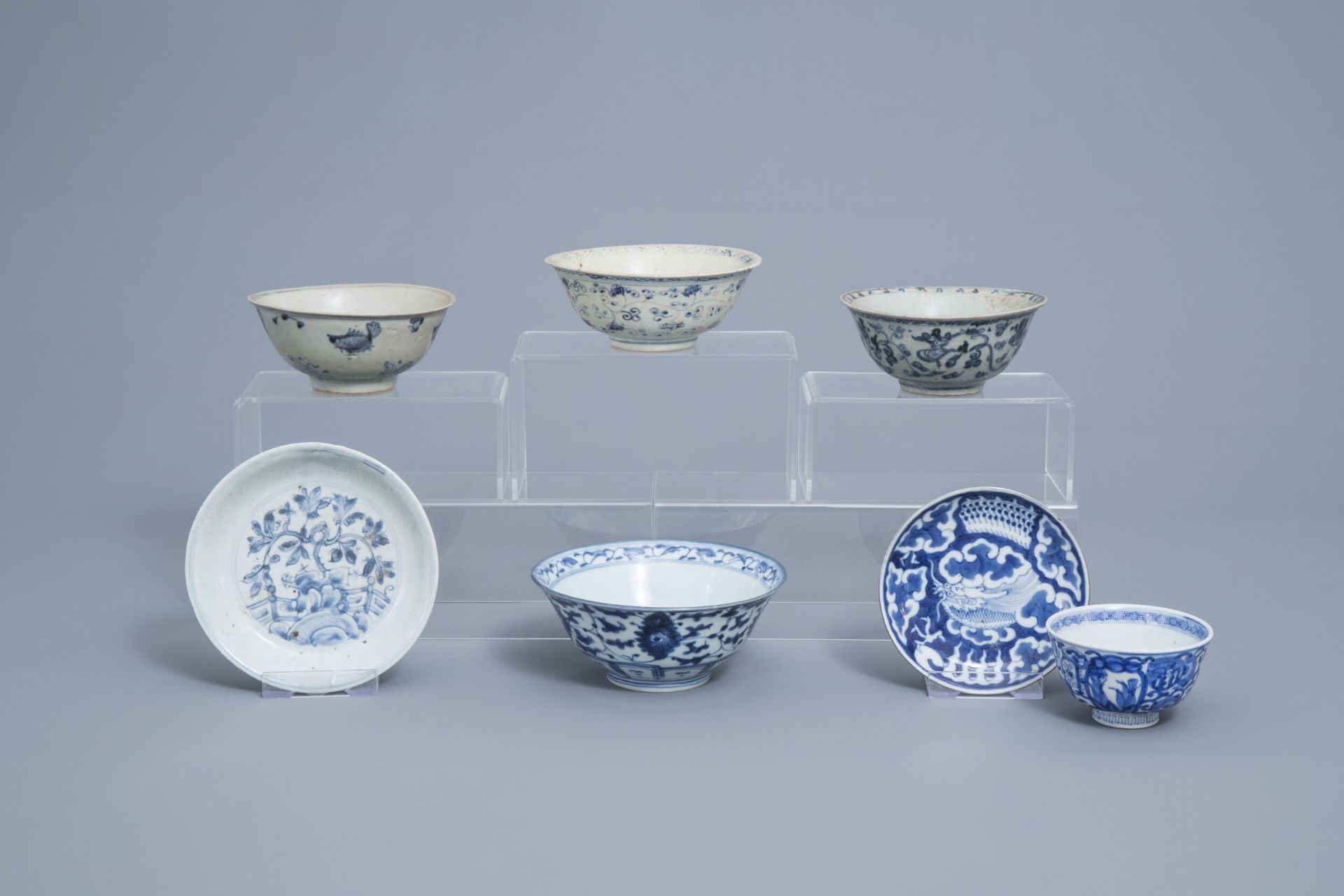 A varied collection of Chinese blue and white bowls and saucers, Ming and later - Image 2 of 30