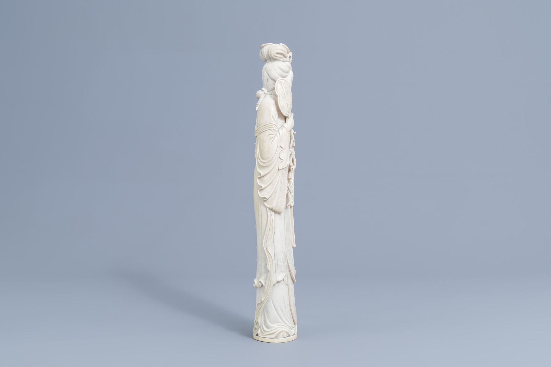 A large Chinese carved ivory figure of a lady on a wooden base, first half of the 20th C. - Image 3 of 7