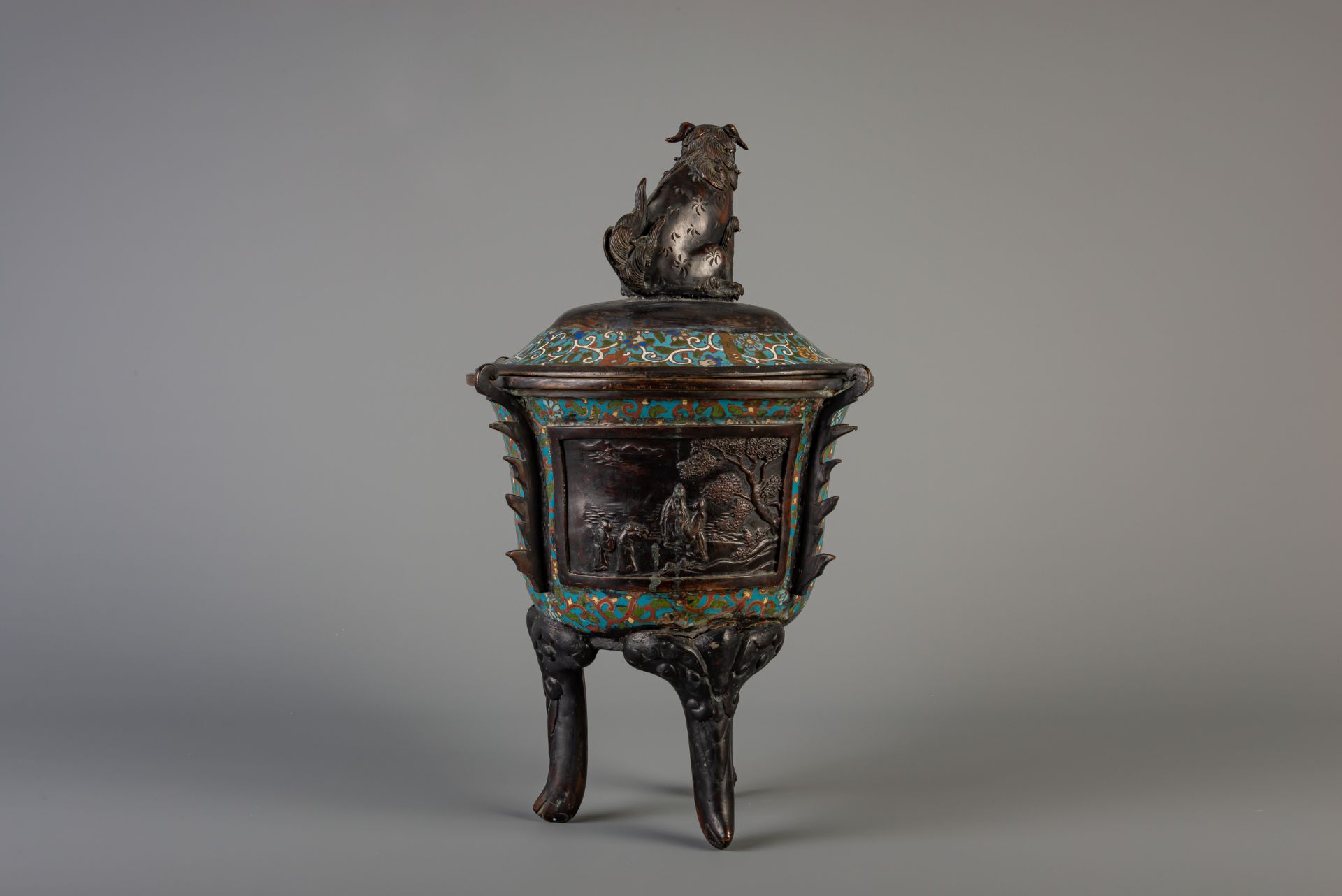 A Japanese vase, a censer and a jardiniere in champleve and cloisonne, Meiji, 19th/20th C. - Image 10 of 20