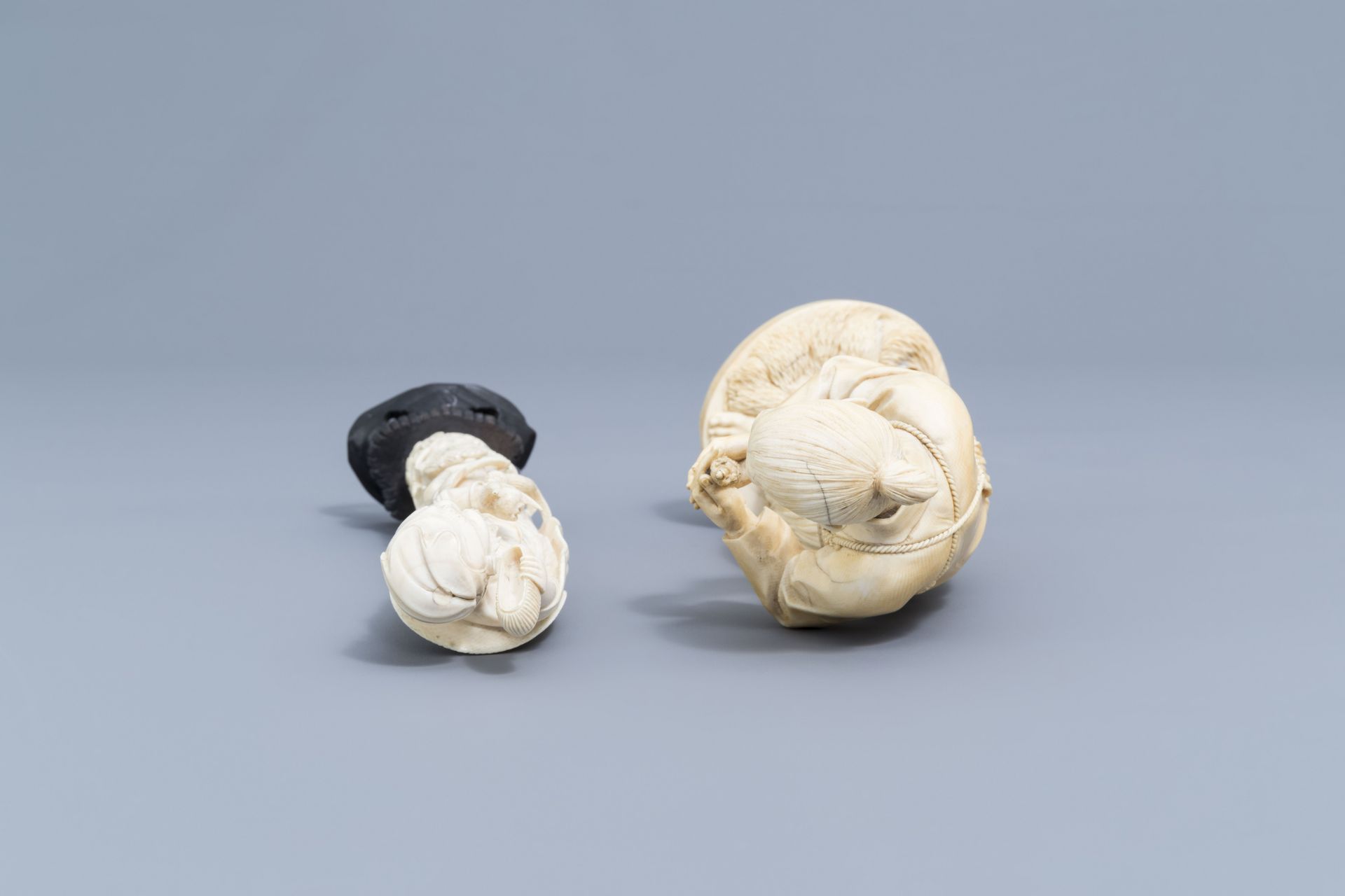 A Japanese ivory okimono and a Chinese figure of an immortal, 19th/20th C. - Image 6 of 9