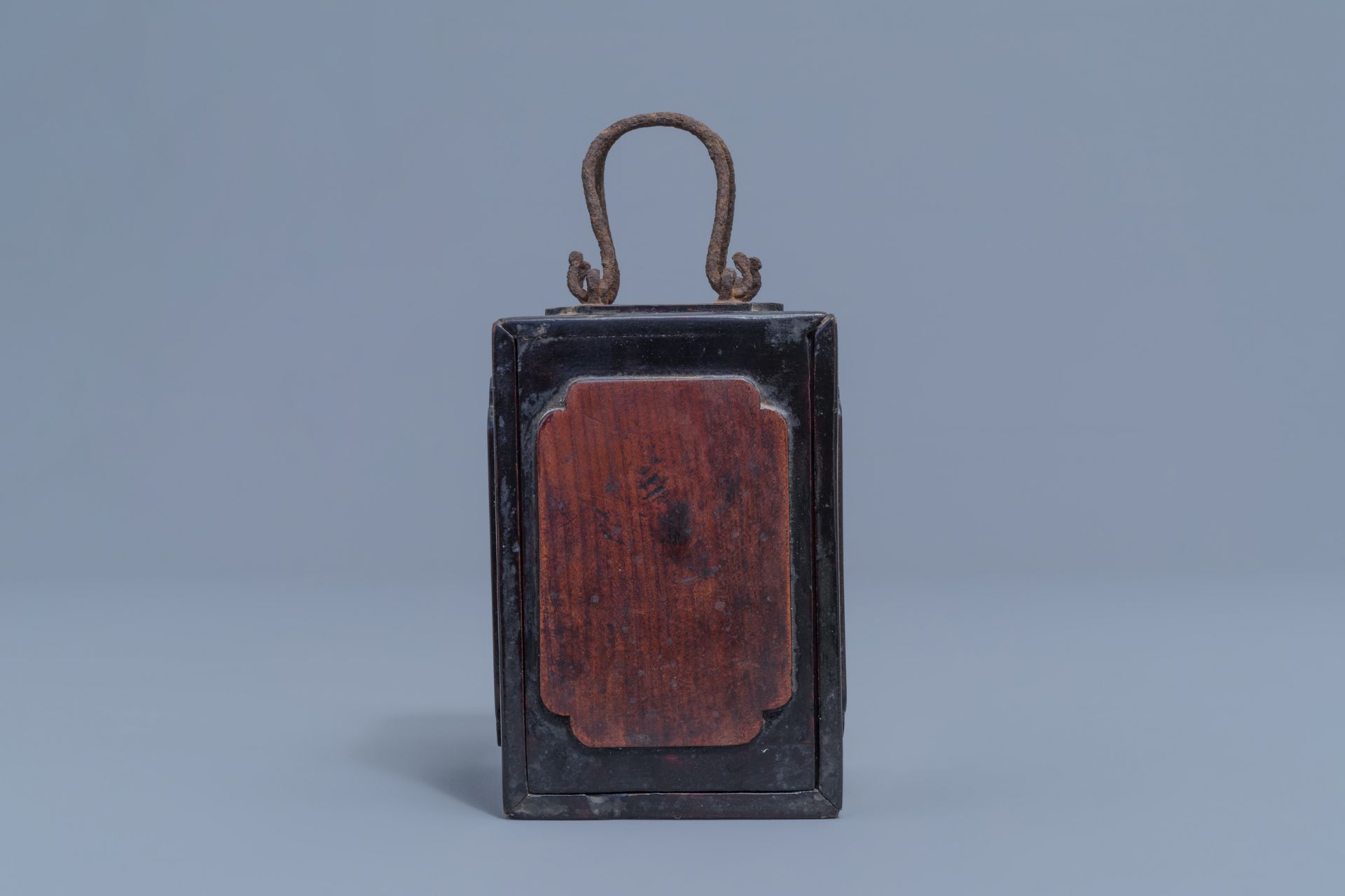 A Chinese paktong opium lamp and its wooden box, 19th C. - Image 9 of 14