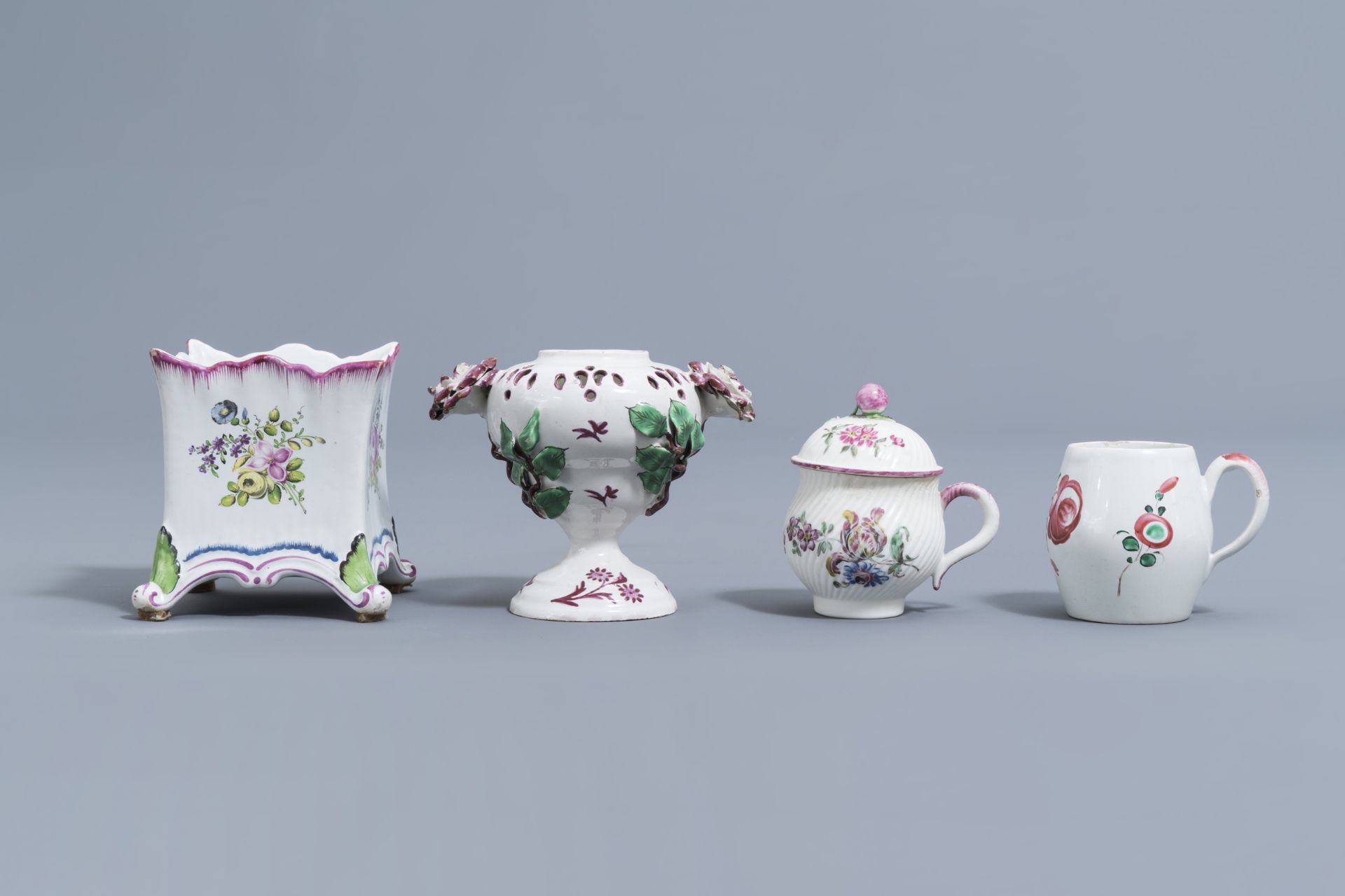 A collection of 17 pieces in faience de l'Est, France, 18th/19th C. - Image 27 of 34