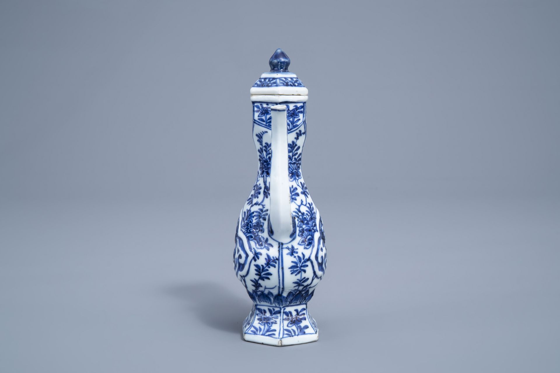 A Chinese blue and white ewer and cover with floral design, Kangxi - Image 5 of 7