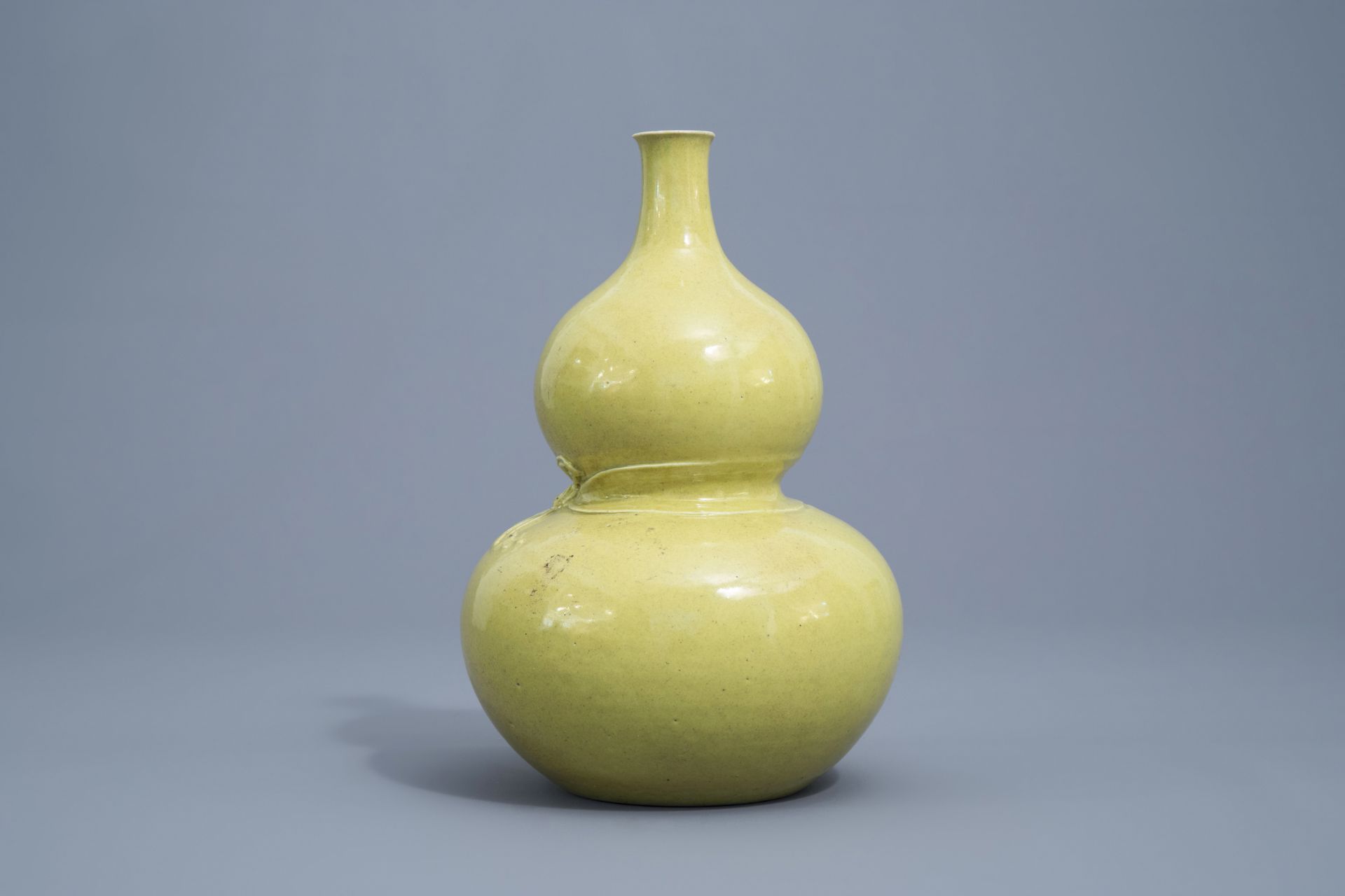 A Chinese monochrome yellow double gourd vase, Qianlong mark, 19th/20th C. - Image 5 of 7