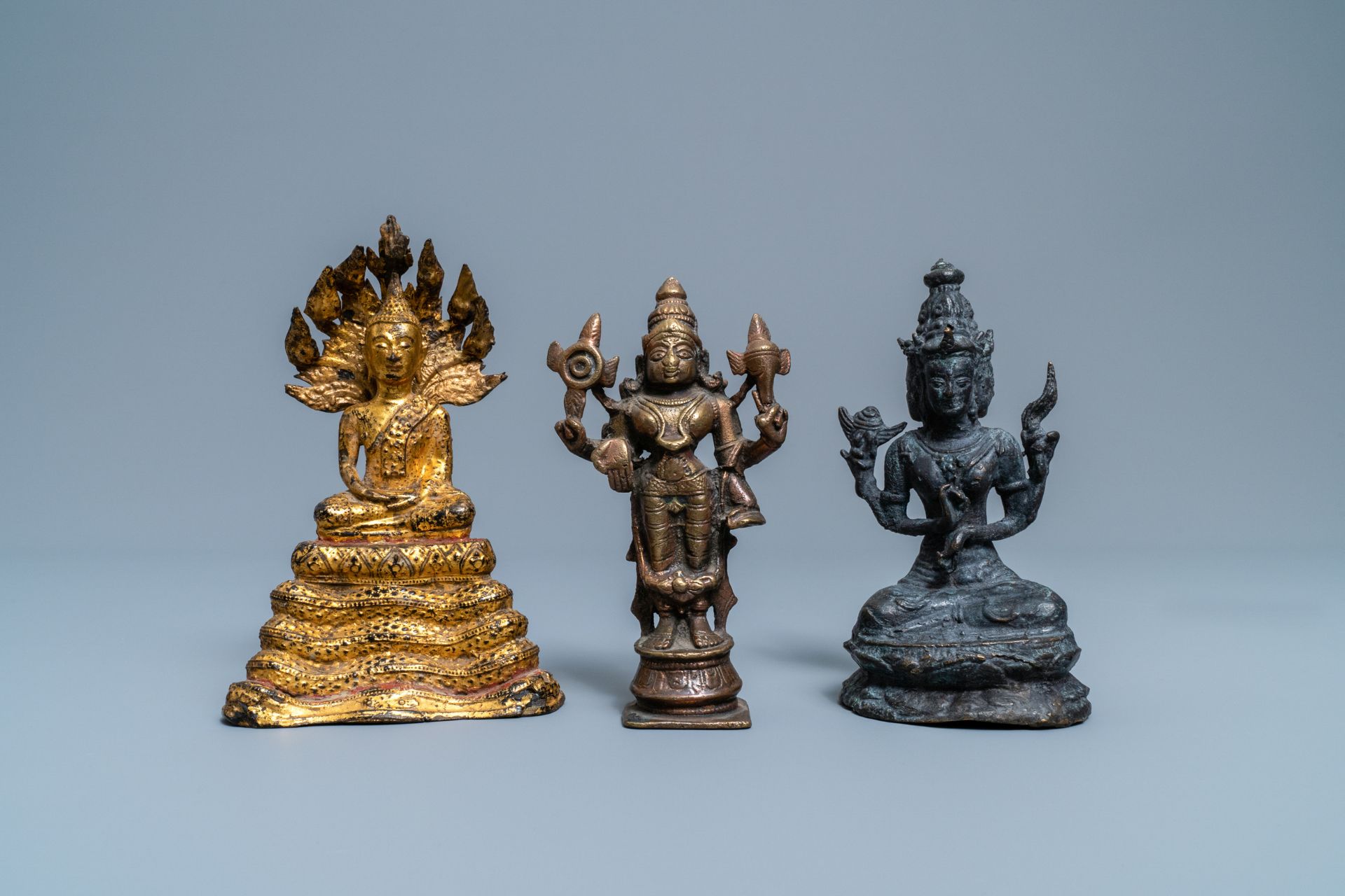 A collection of bronze figures and fragments, India, Thailand and Tibet, 19th C. and earlier - Image 9 of 20