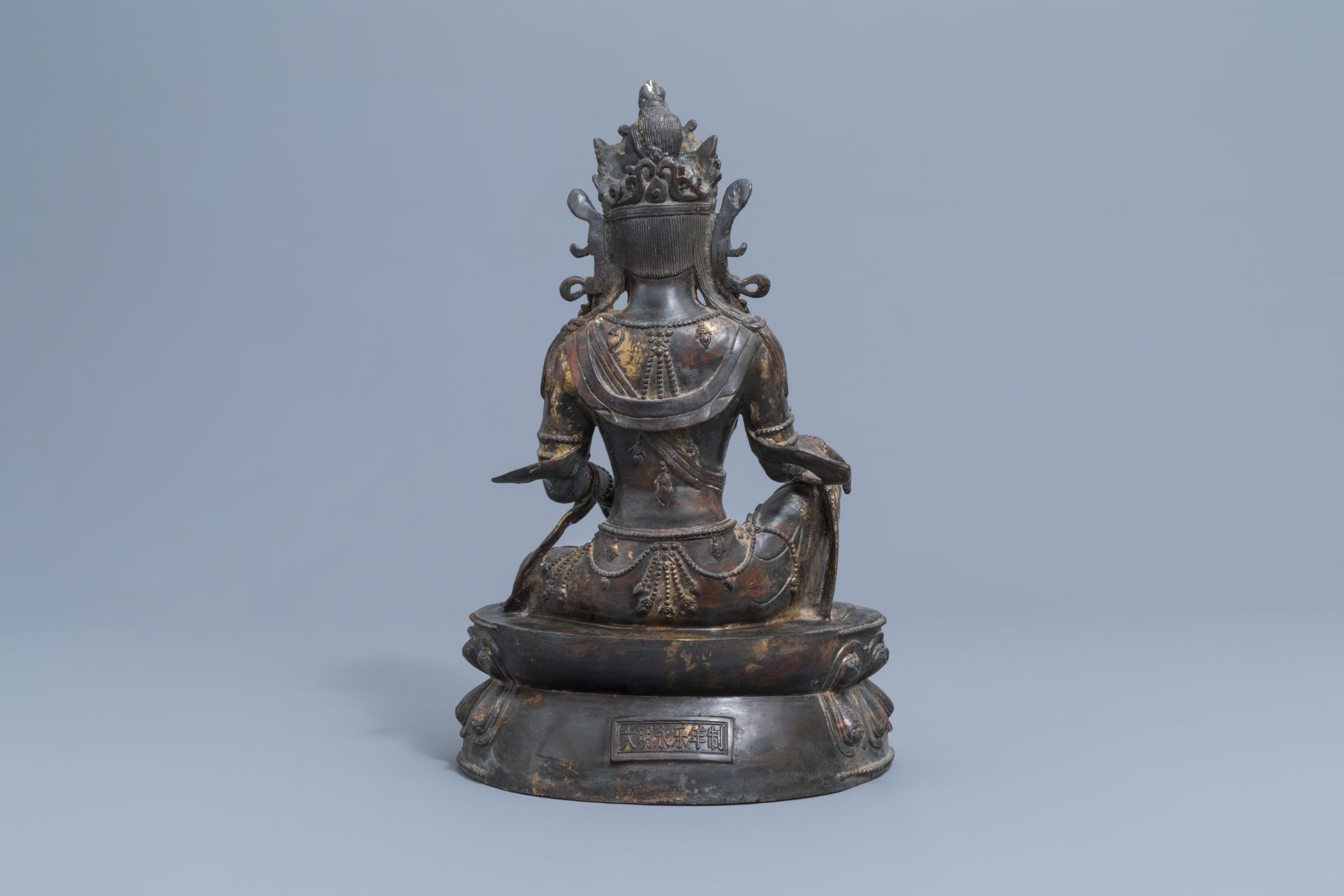 A large Chinese gilt-lacquered bronze figure of Buddha, 19th/20th C. - Image 4 of 8